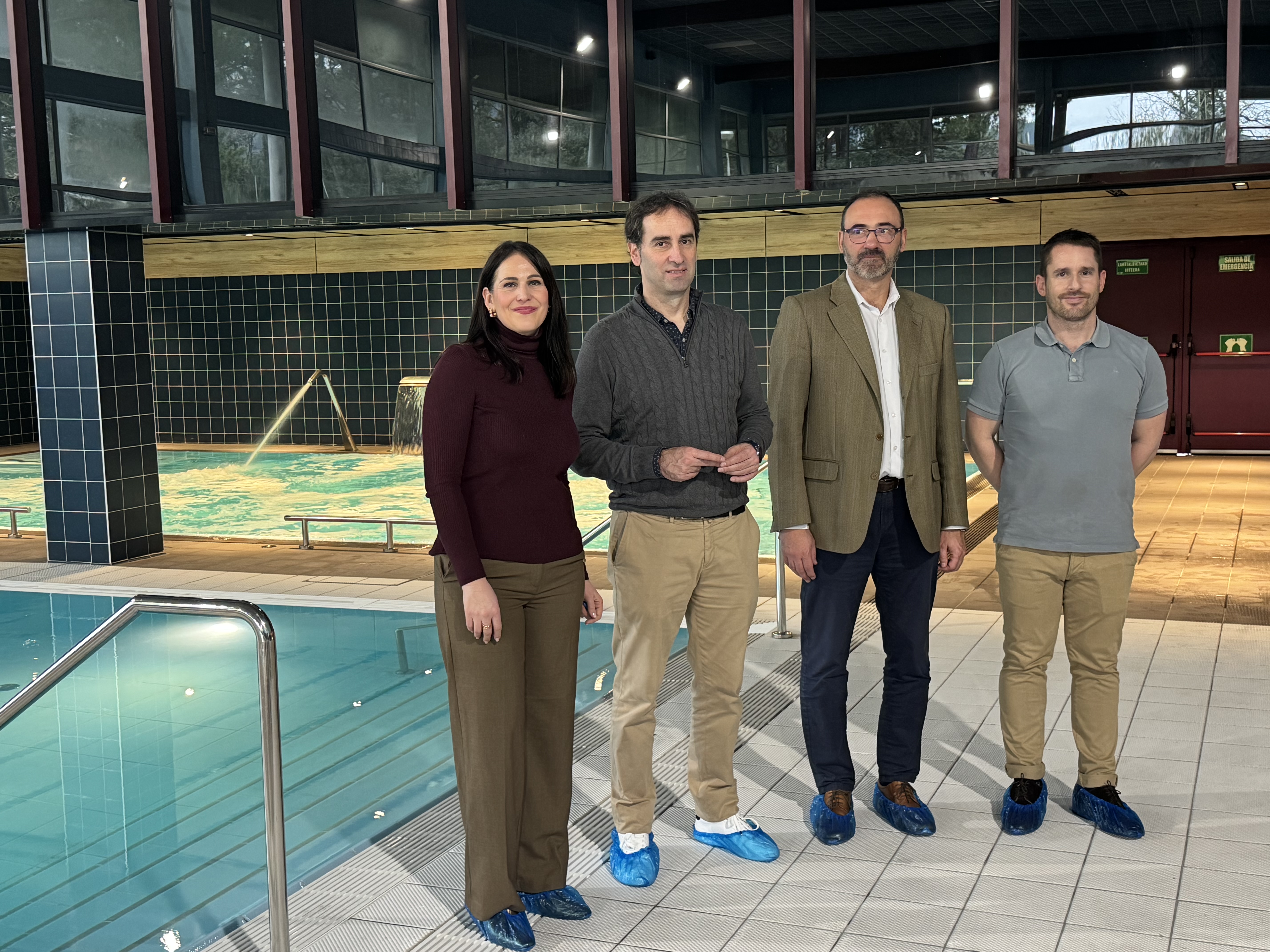 Bizkaiko Foru Aldundiko eta Ugaoko Udaleko ordezkariak, kiroldegira egindako bisitan. BERRIA