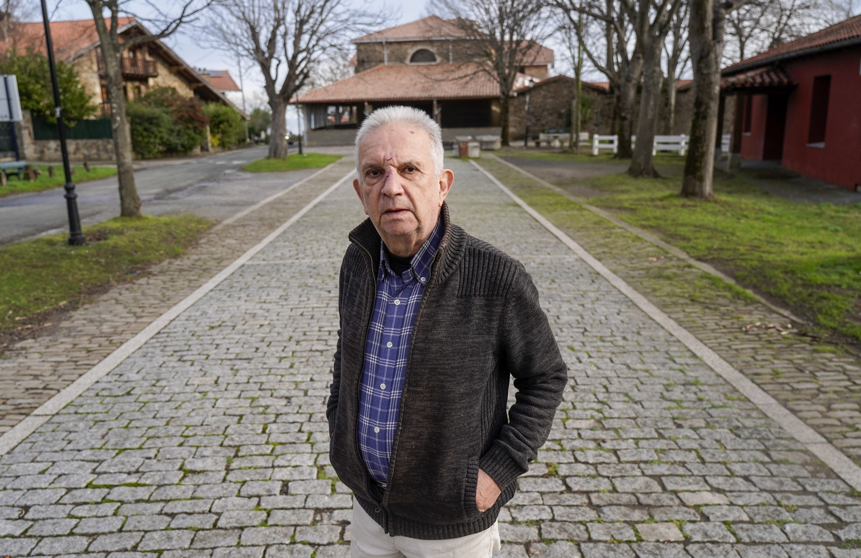 Edorta Jimenez idazlea, Bermeoko Almike auzoko probalekuan. MARISOL RAMIREZ / FOKU