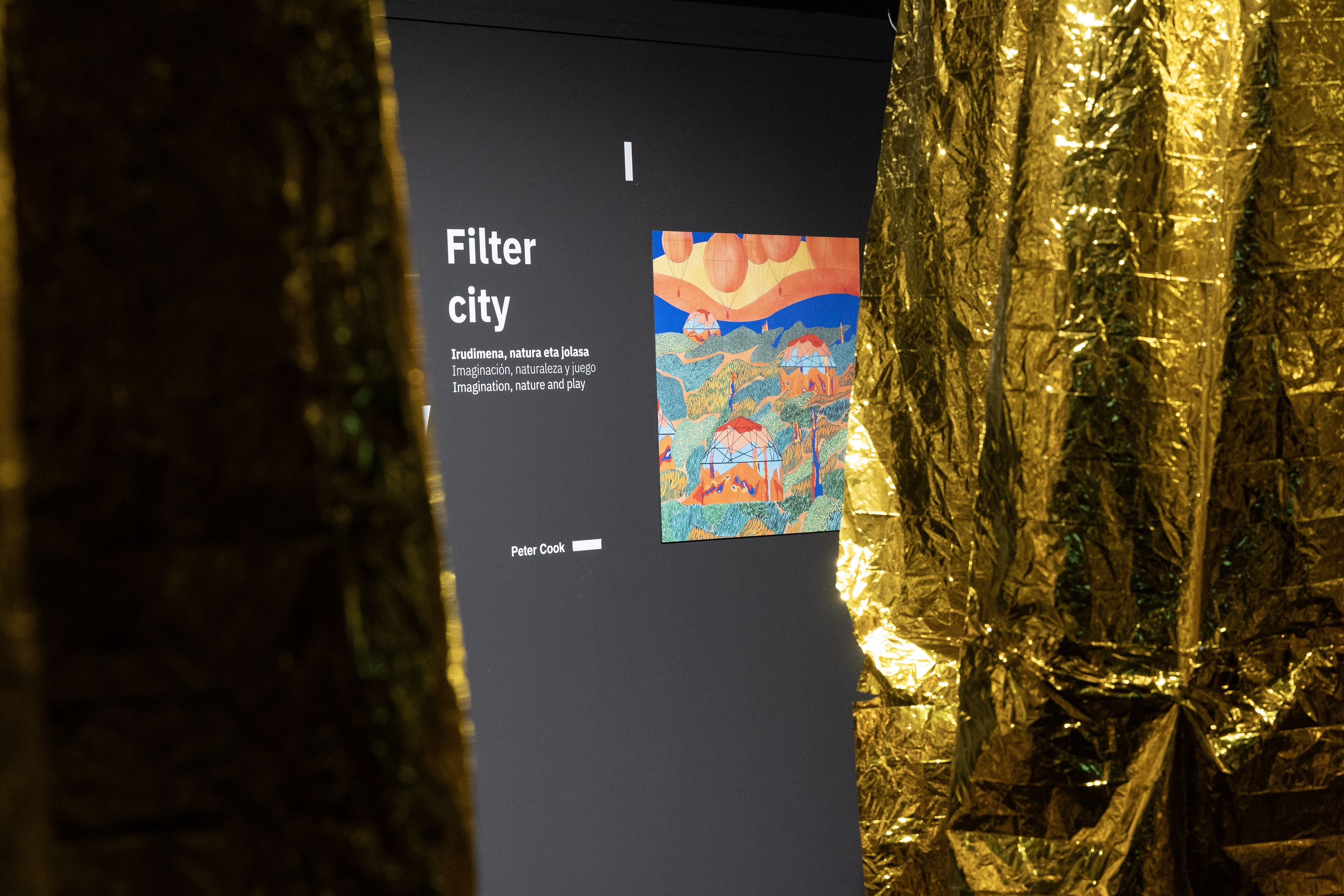 Peter Cooken 'Filter City'-ren marrazki bat, urrezko manten atzean. MAIALEN ANDRES / FOKU