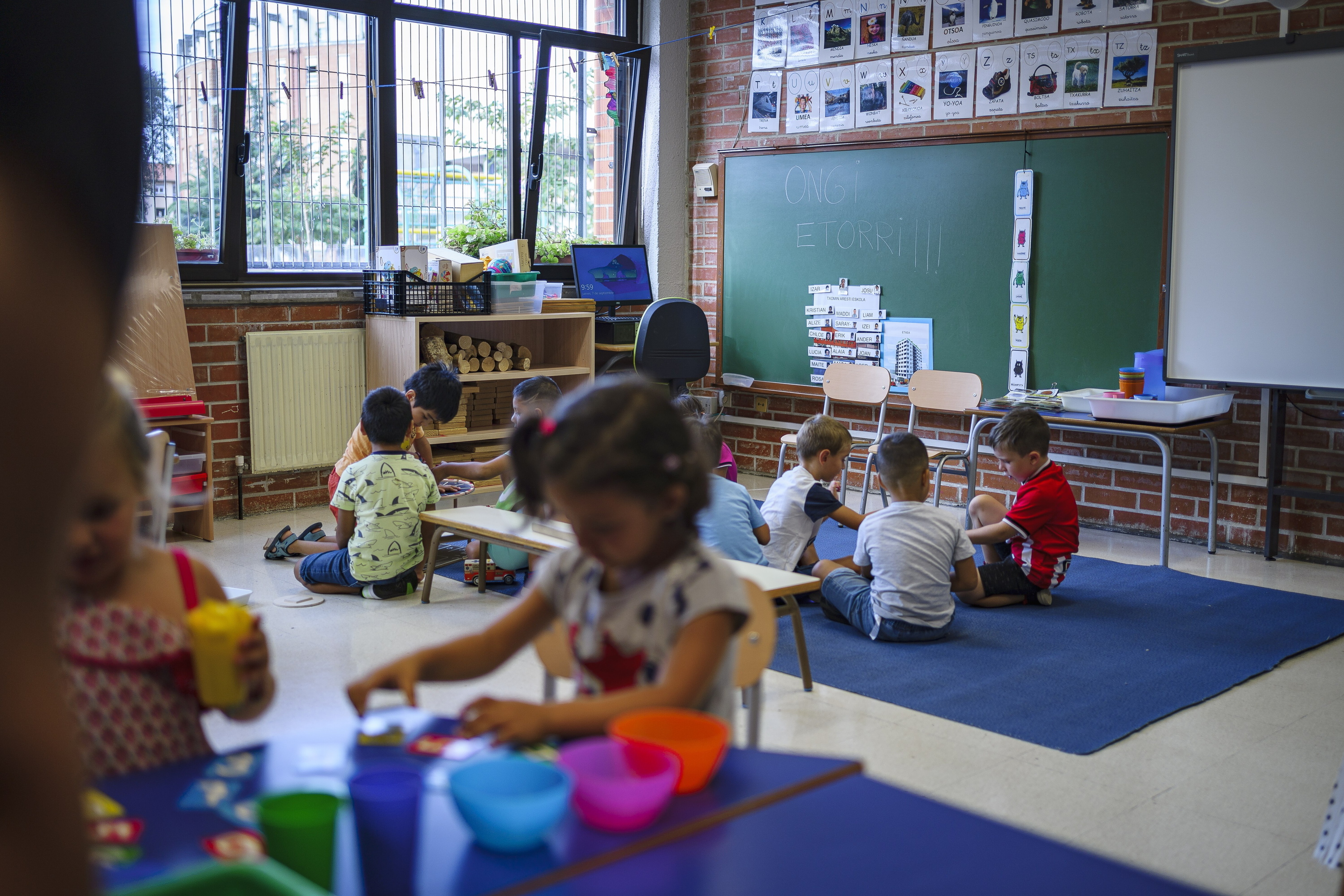 Haur batzuk eskolan, artxiboko irudi batean. ARITZ LOIOLA / FOKU