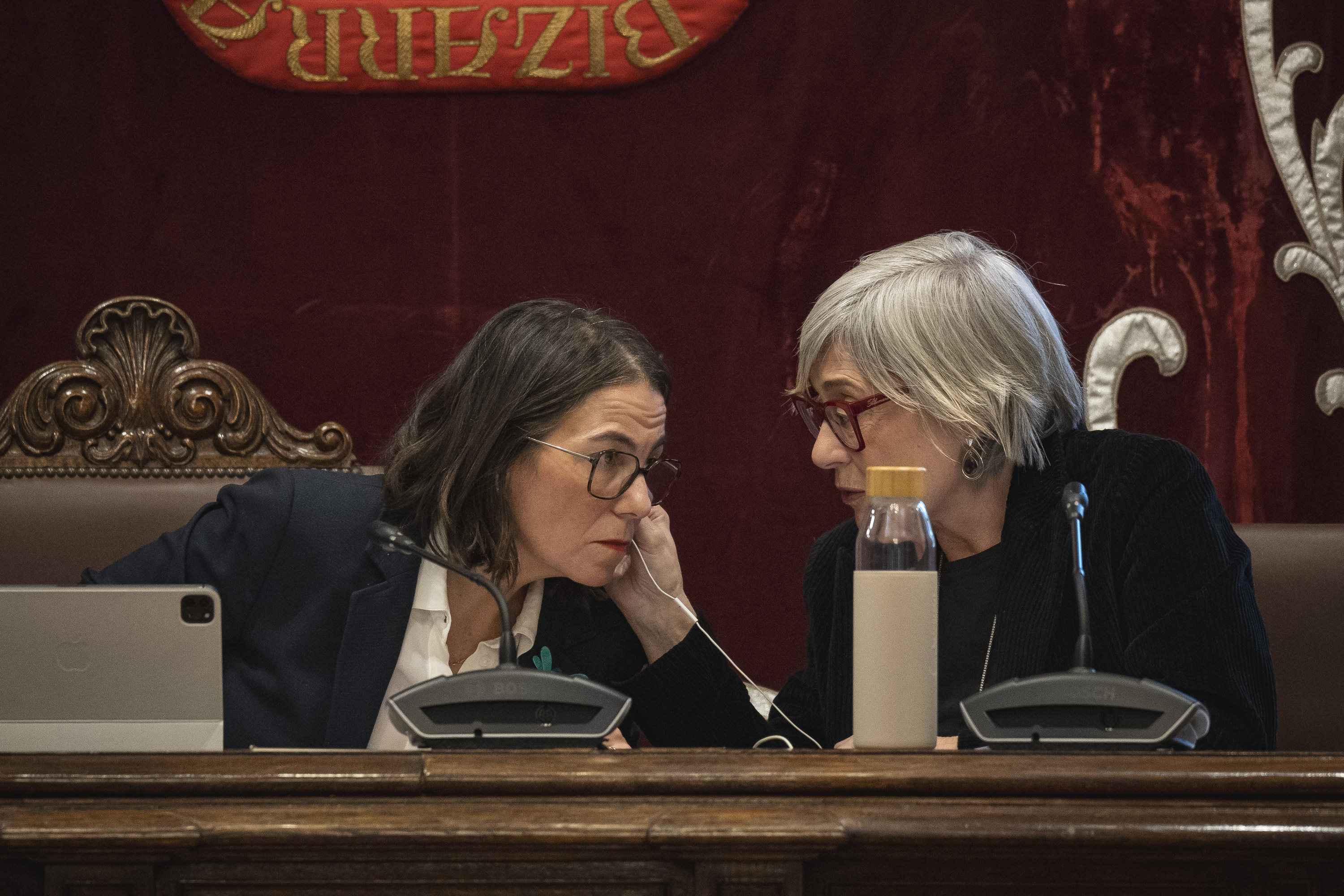 Amaia Agirre Getxoko alkatea, ezkerrean, gaurko osoko bilkuran. ARITZ LOIOLA / FOKU