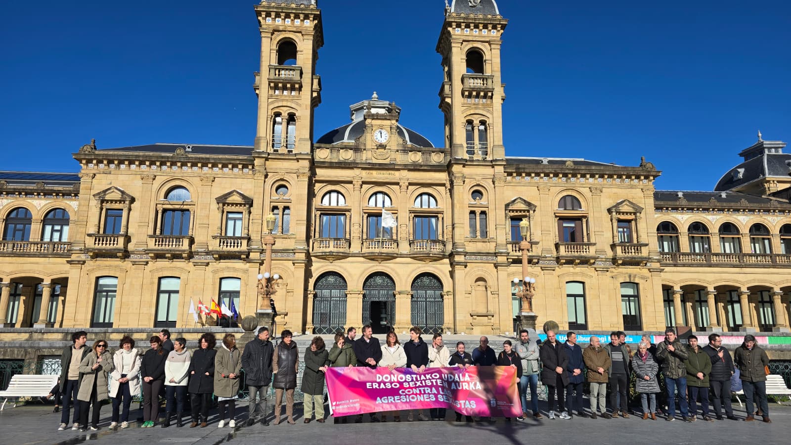 Bortxaketa baten kontrako kontzentrazioa, Donostiako udaletxearen aurrean, hilaren 23an. BERRIA