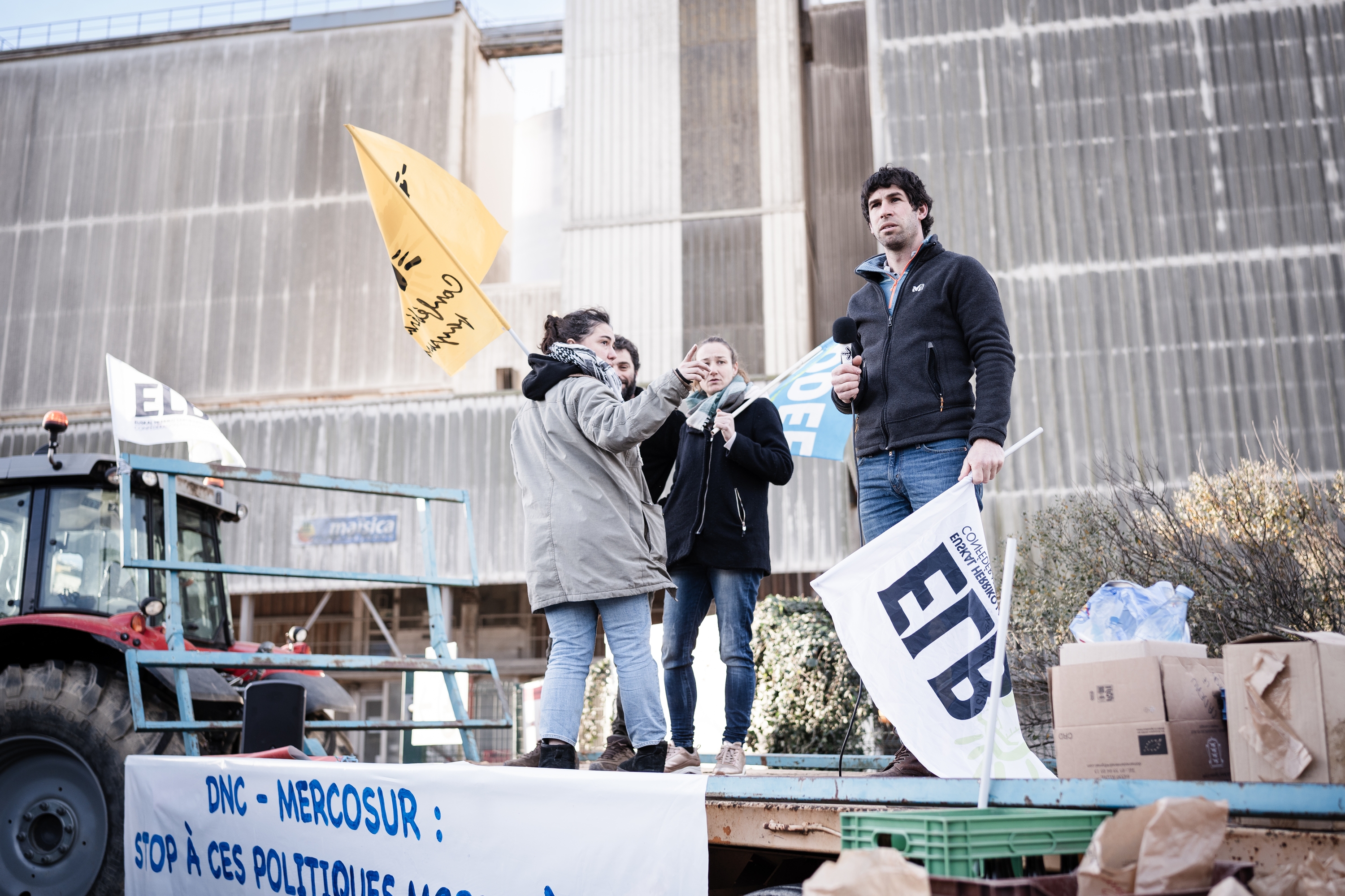 Baionako portuan «politika hiltzaileak» salatu zituzteneko blokeoa, ELBkoak artetik, urtarril hatsarrean. NAHIA GARAT