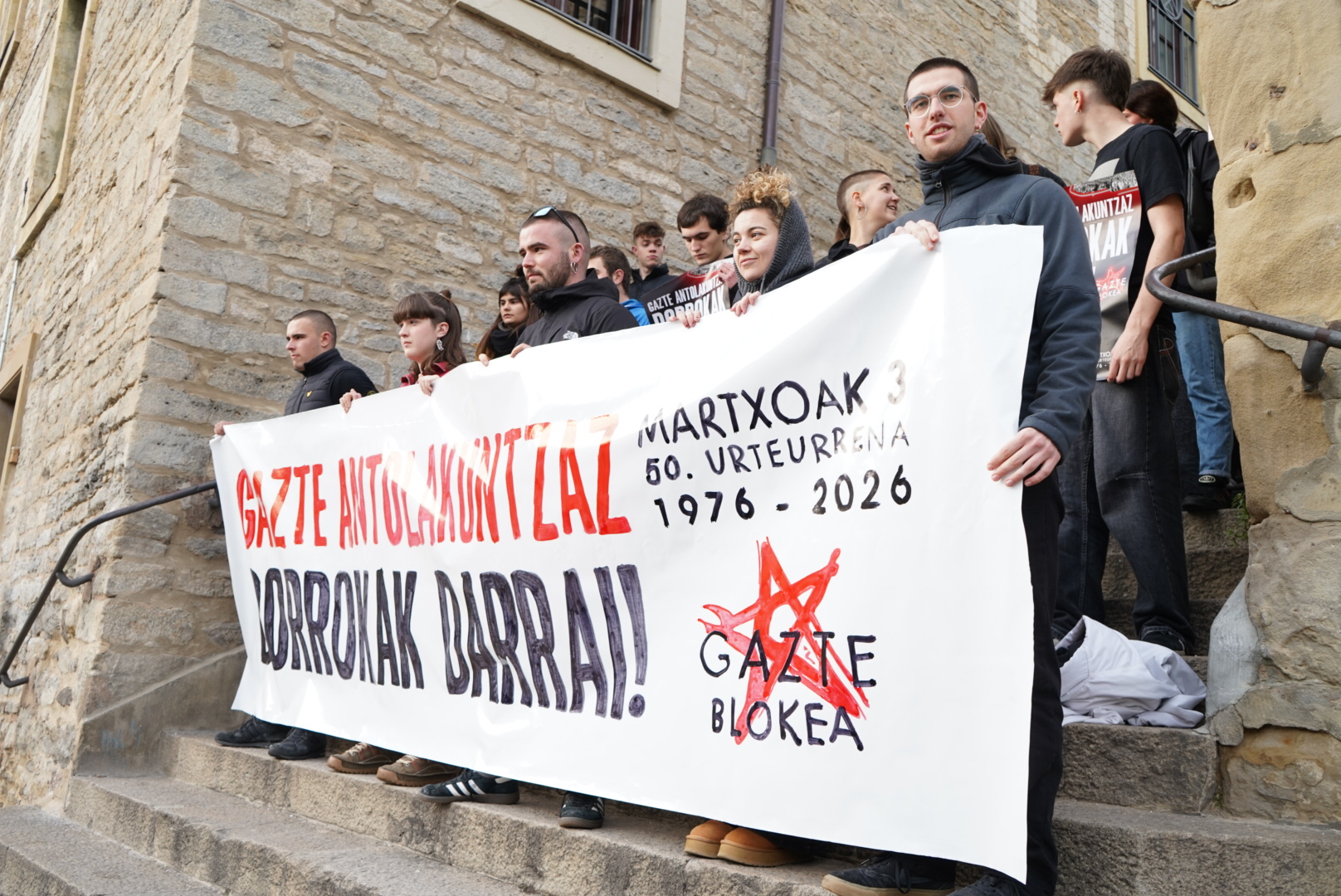 Gazte Blokeko kideak, atzo Gasteizen egindako agerraldian. GAZTE BLOKEA