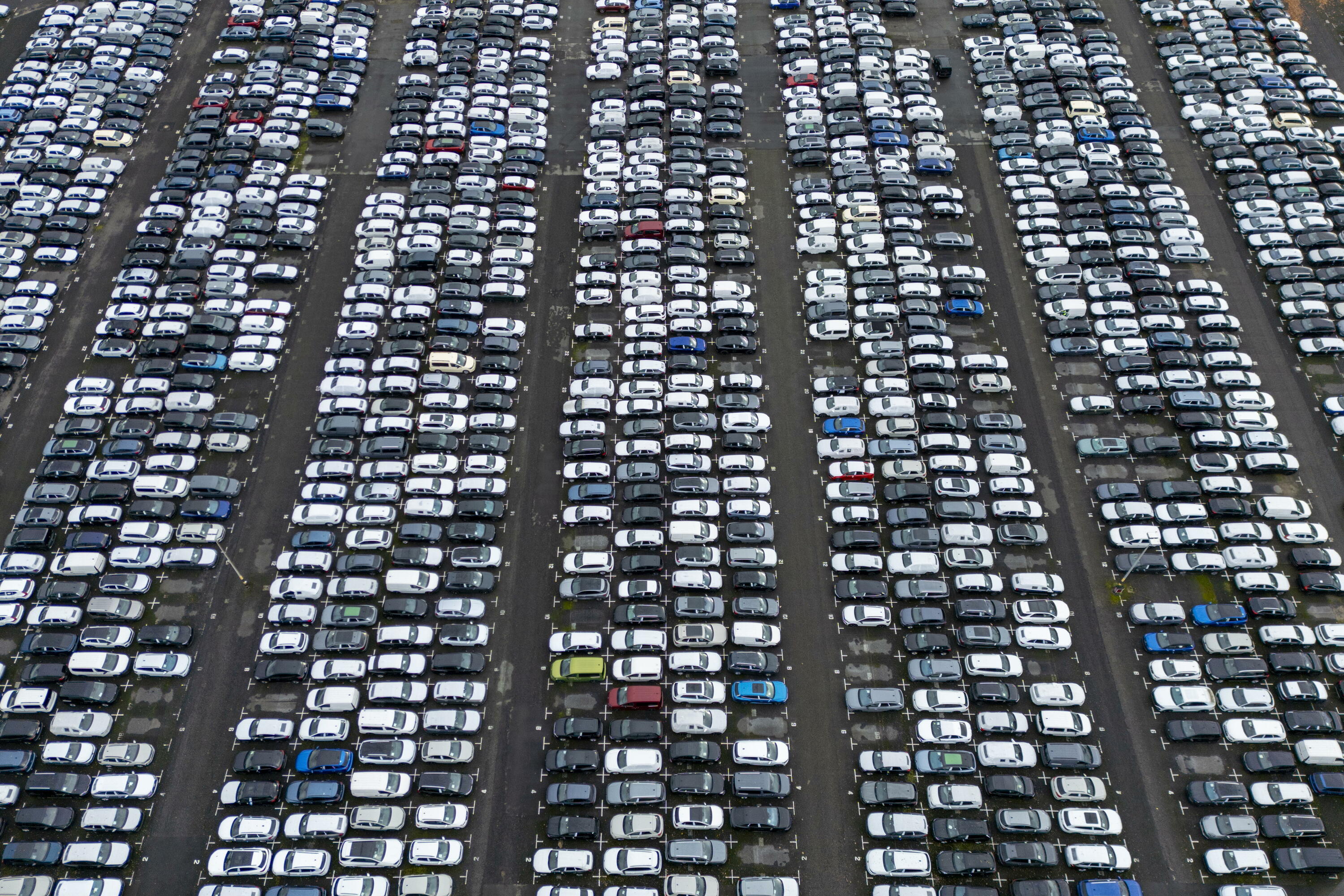 Autoak garraiorako prest, Essenen, artxiboko irudi batean. CHRISTOPHER NEUN / EFE