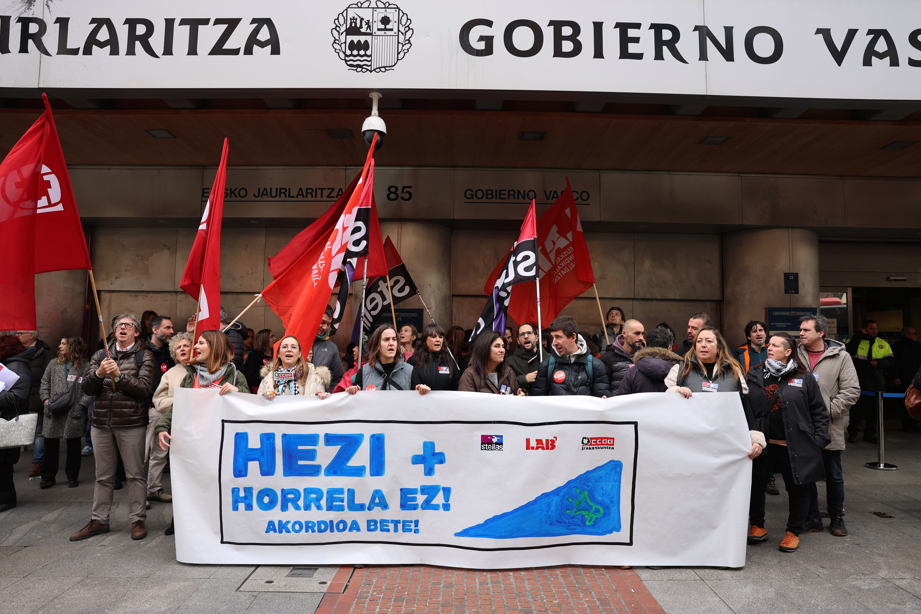 Hezi+ programaren harira, sindikatuek protesta egin dute gaur Bilbon. OSKAR MATXIN EDESA / FOKU Hezi+ programaren harira, sindikatuek protesta egin dute gaur Bilbon. OSKAR MATXIN EDESA / FOKU