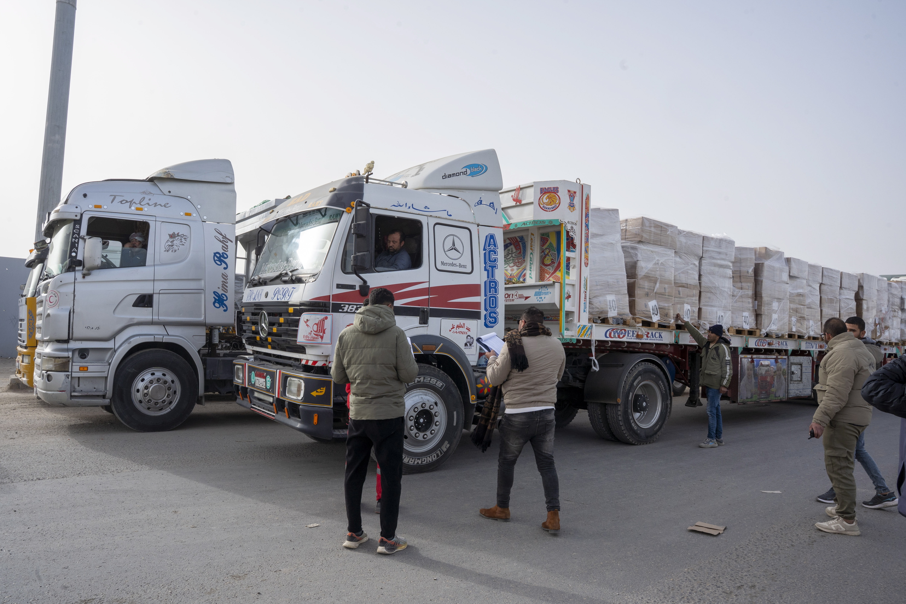 Kamioiak Gazarako laguntza humanitarioa garraiatzen, herenegun, Rafahko pasabidetik gertu. EFE