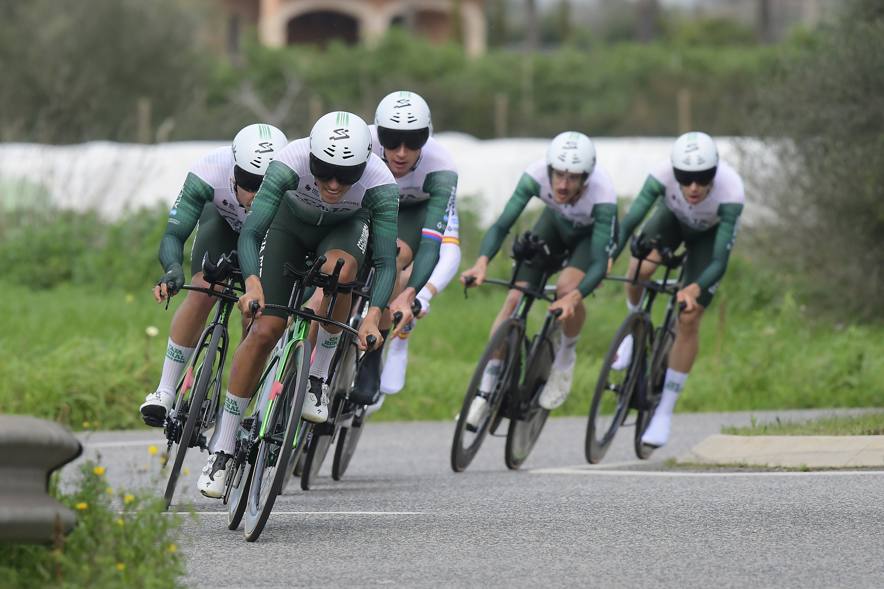 Caja Ruraleko txirrindulariak taldekako erlojupekoan, atzo, Mallorcako Challenge-an. MIQUEL A. BORRAS / EFE