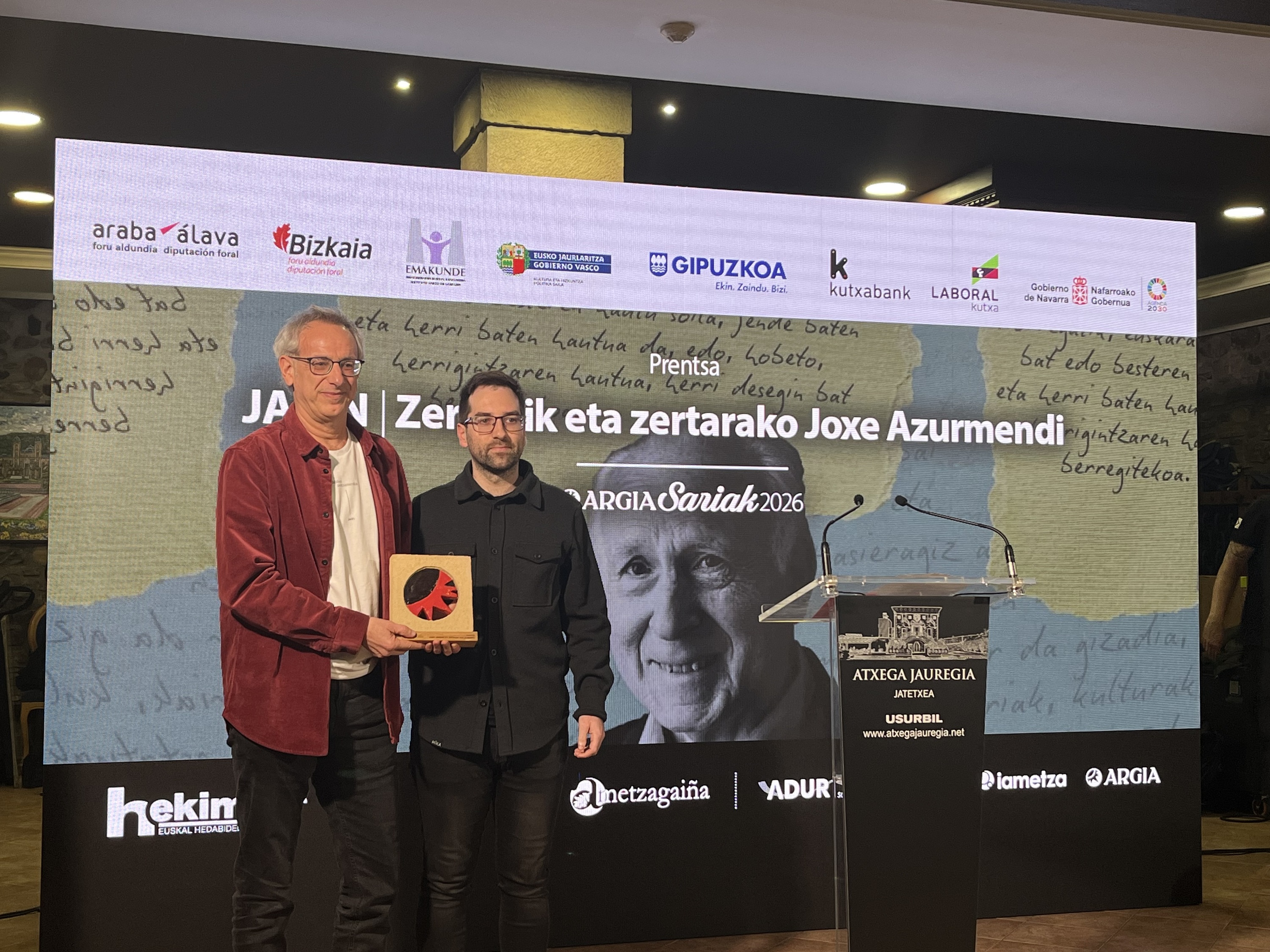 'Jakin'-eko ordezkariak Argia saria jasotzen, gaur arratsaldean, Usurbil. BERRIA