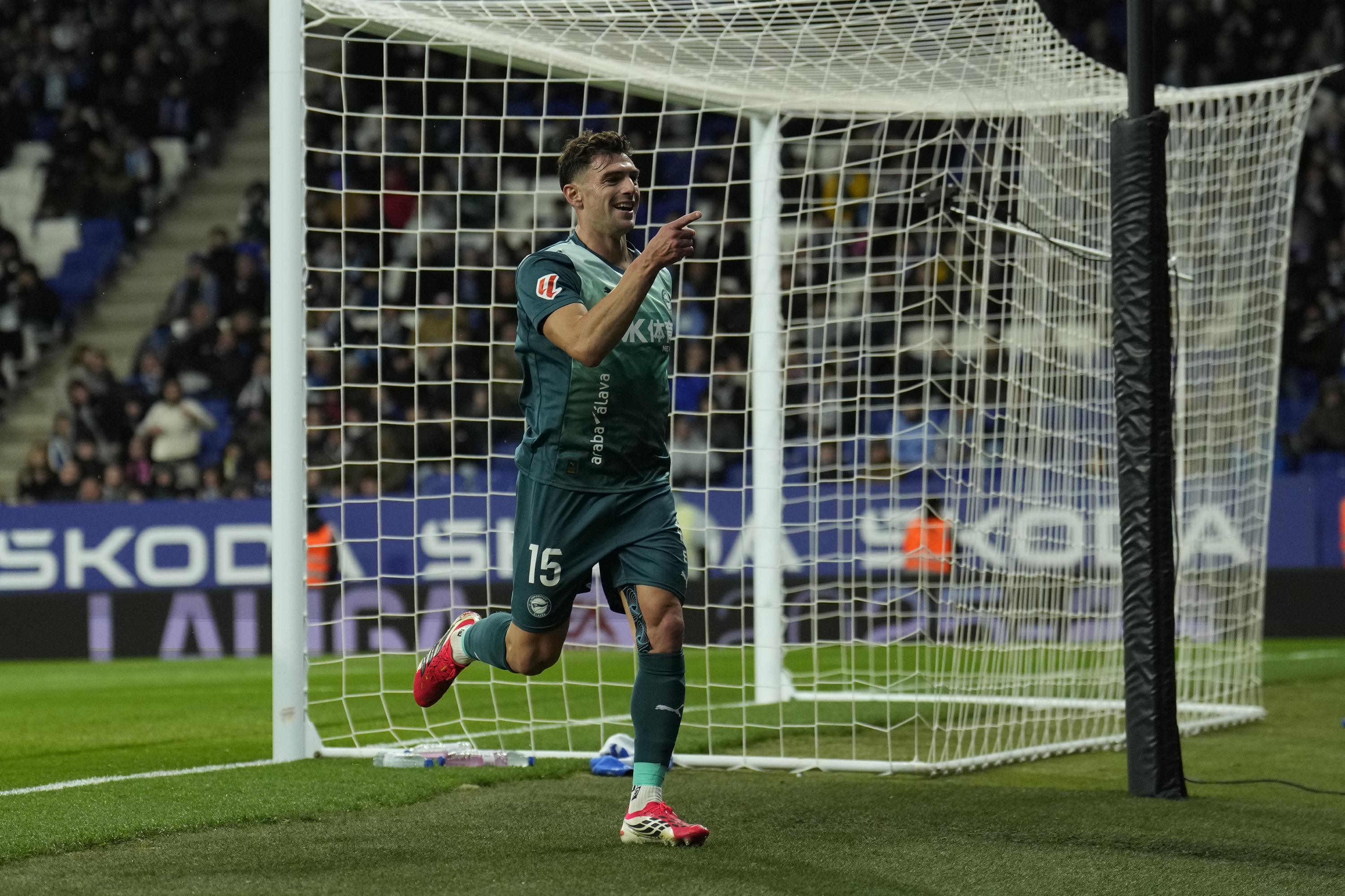 Lucas Boye Alaveseko aurrelaria Espanyoli sartutako bigarren gola ospatzen. ALEJANDRO GARCIA / EFE