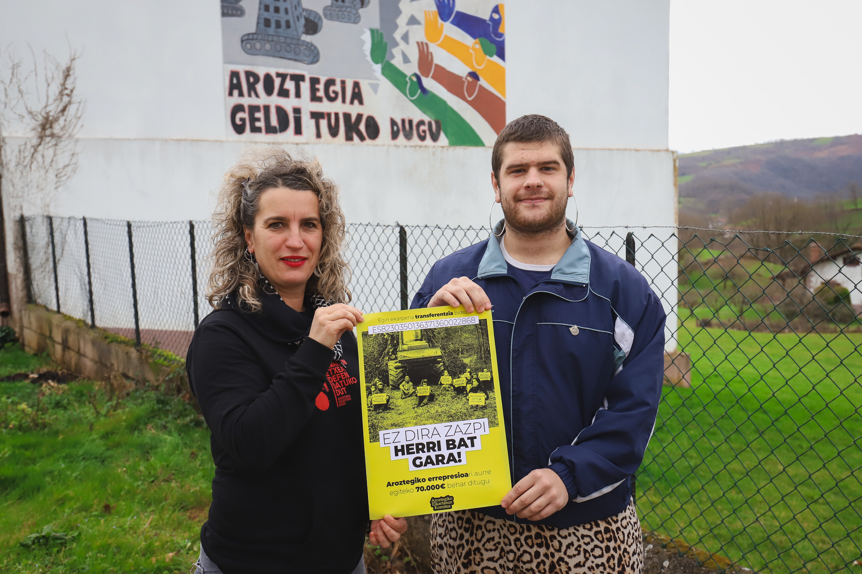Maitane Maritorena eta Markel Adin Aroztegiko Elkartasun Komiteko kideak, kanpainaren aurkezpenean. BERRIA