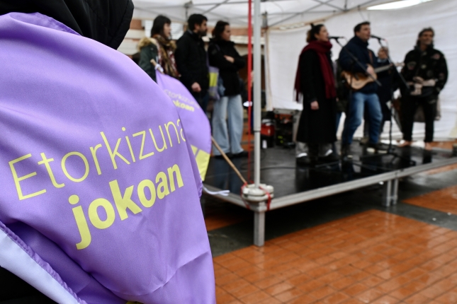 Leihotikan taldearen 'Etorkizuna Ginenean' abestia kantatu dute manifestazioaren hondarrean. MIKEL MARTINEZ DE TRESPUENTES Leihotikan taldearen 'Etorkizuna Ginenean' abestia kantatu dute manifestazioaren hondarrean. MIKEL MARTINEZ DE TRESPUENTES
