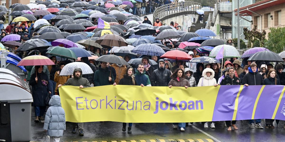 Sopelako 4ekin 1 plataformak deitutako manifestazioa, gaur, Sopelan. MIKEL MARTINEZ DE TRESPUENTES / FOKU