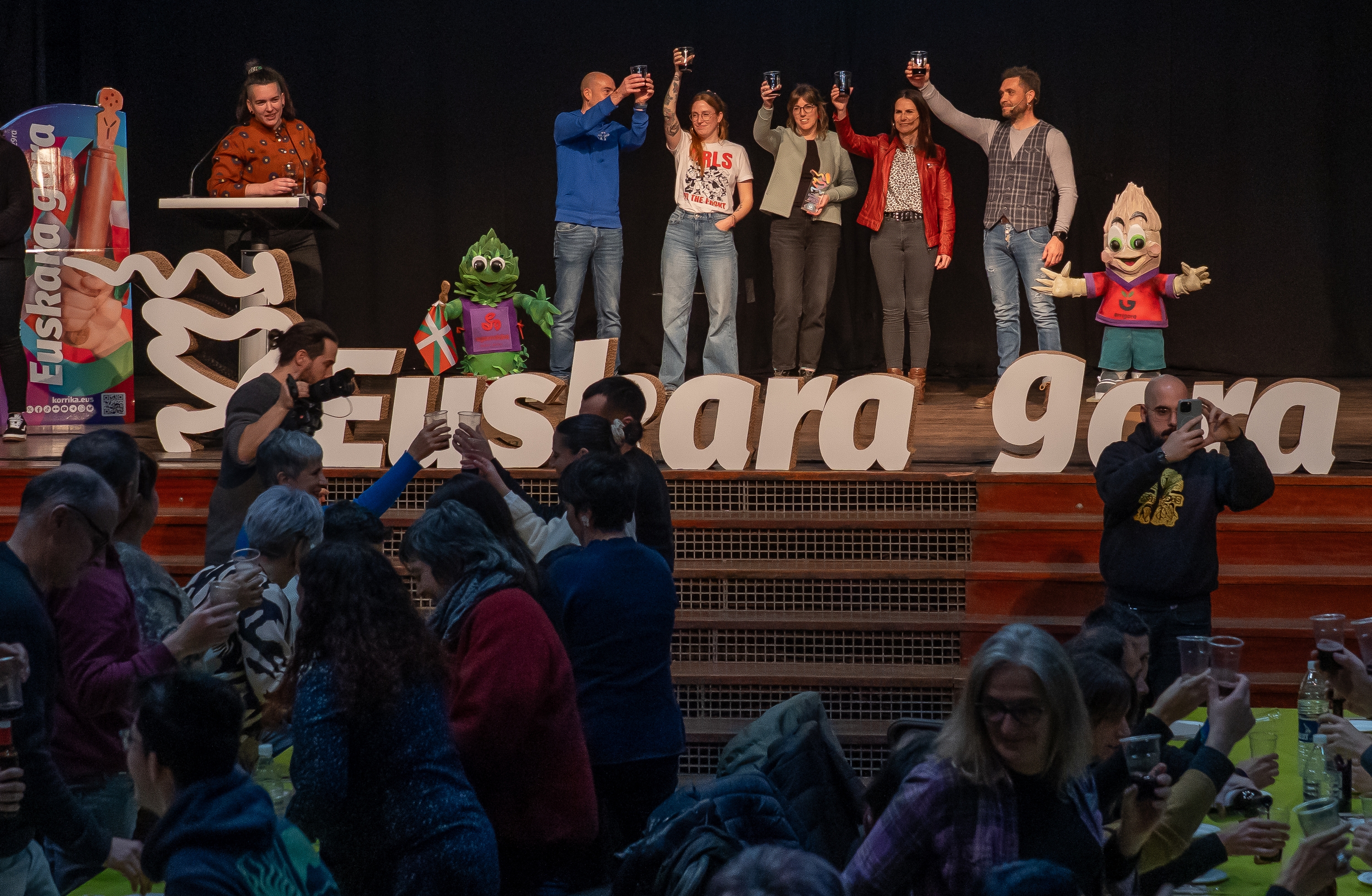 AEK-ko, Korrikako eta Errigorako ordezkariak, topa egiten, Orburutxo eta Zainzuriñe ondoan dituztela, gaur eguerdian, Durangon. ANDONI CANELLADA / FOKU