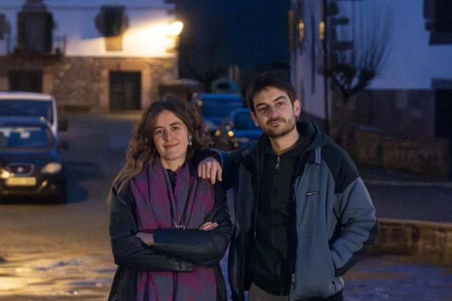 Aintzane Ariztegi eta Ruben Oskariz, Aroztegiko Elkartasun Komiteko kideak, Lekarozen. IÑIGO URIZ / FOKU