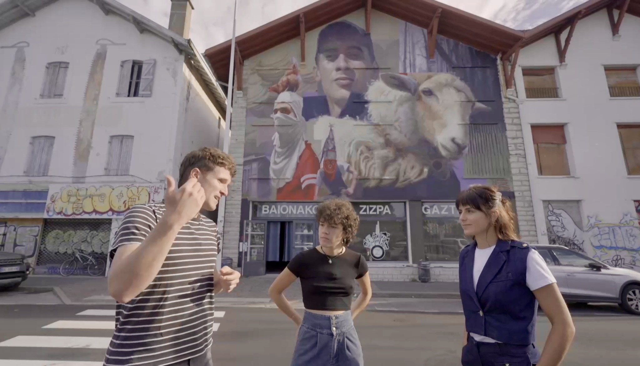 Aitor Servier, Leire Casamajou eta Izaro Arruti 'Tribuaren berbak' saioan. ORIO PRODUKZIOAK