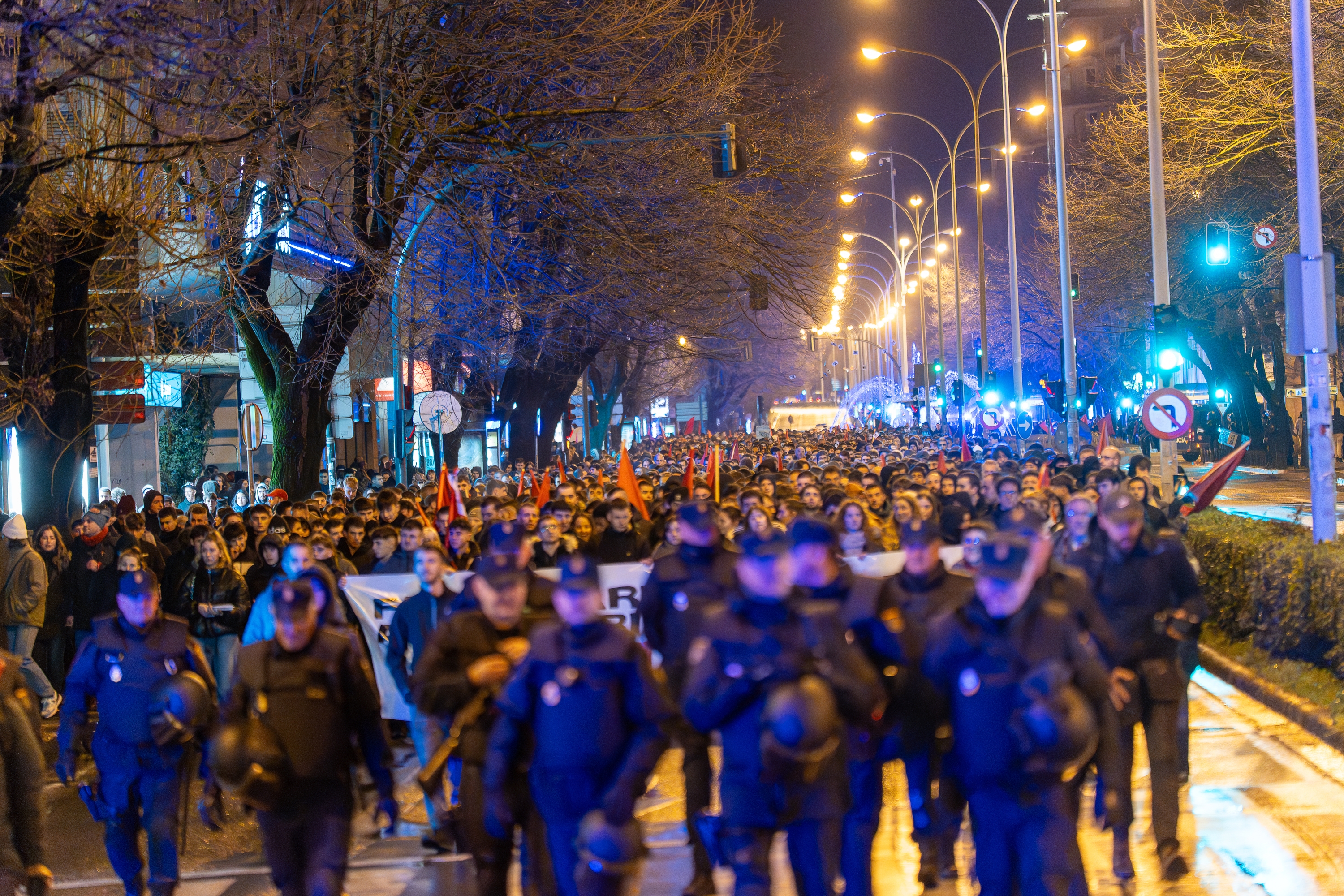 Iruñeko manifestazioa, buruaren aurrean poliziak doazela. AITOR KARASATORRE / FOKU