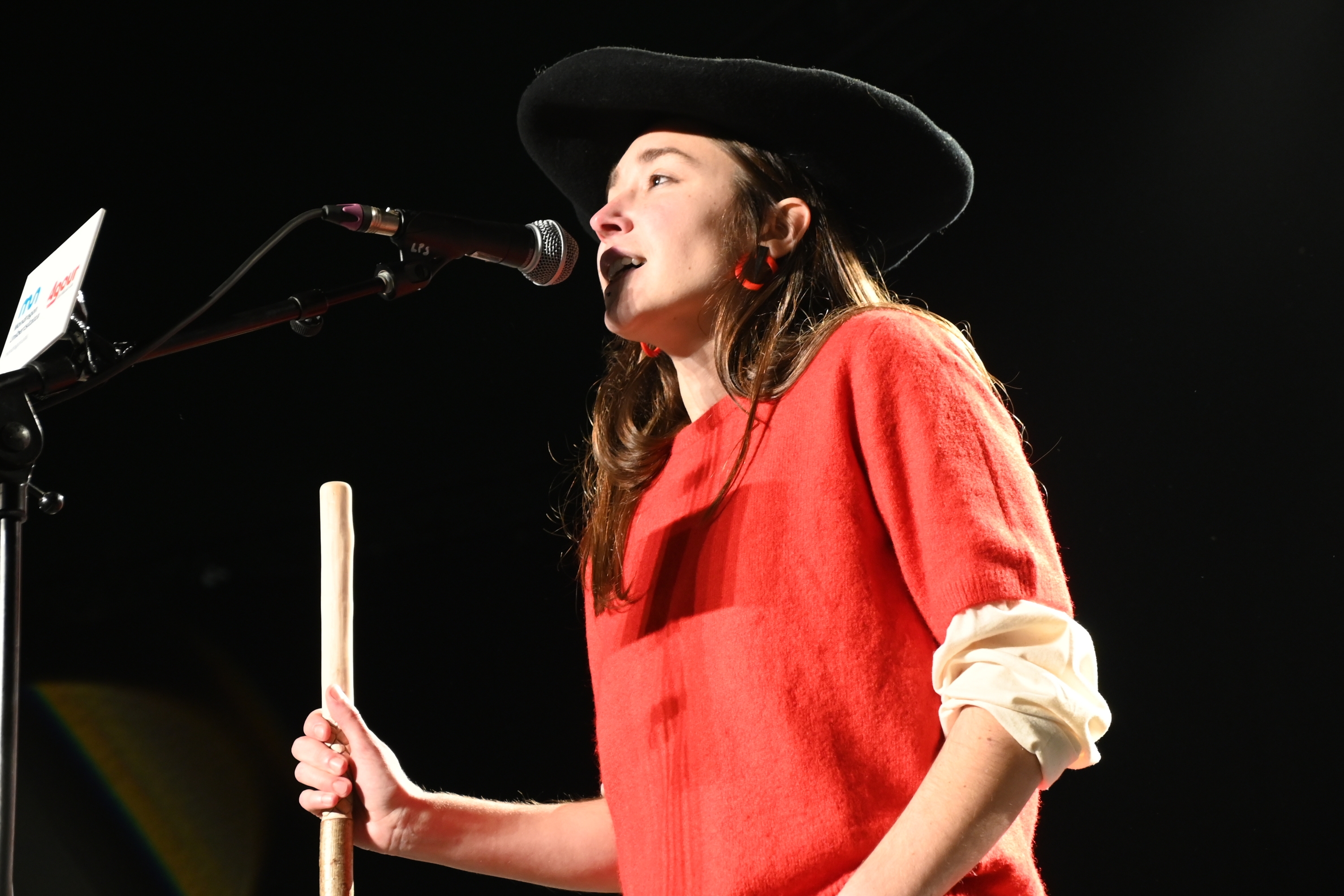 Maddi Ane Txoperena, irabazlearen txapelarekin eta makilarekin. BERRIA