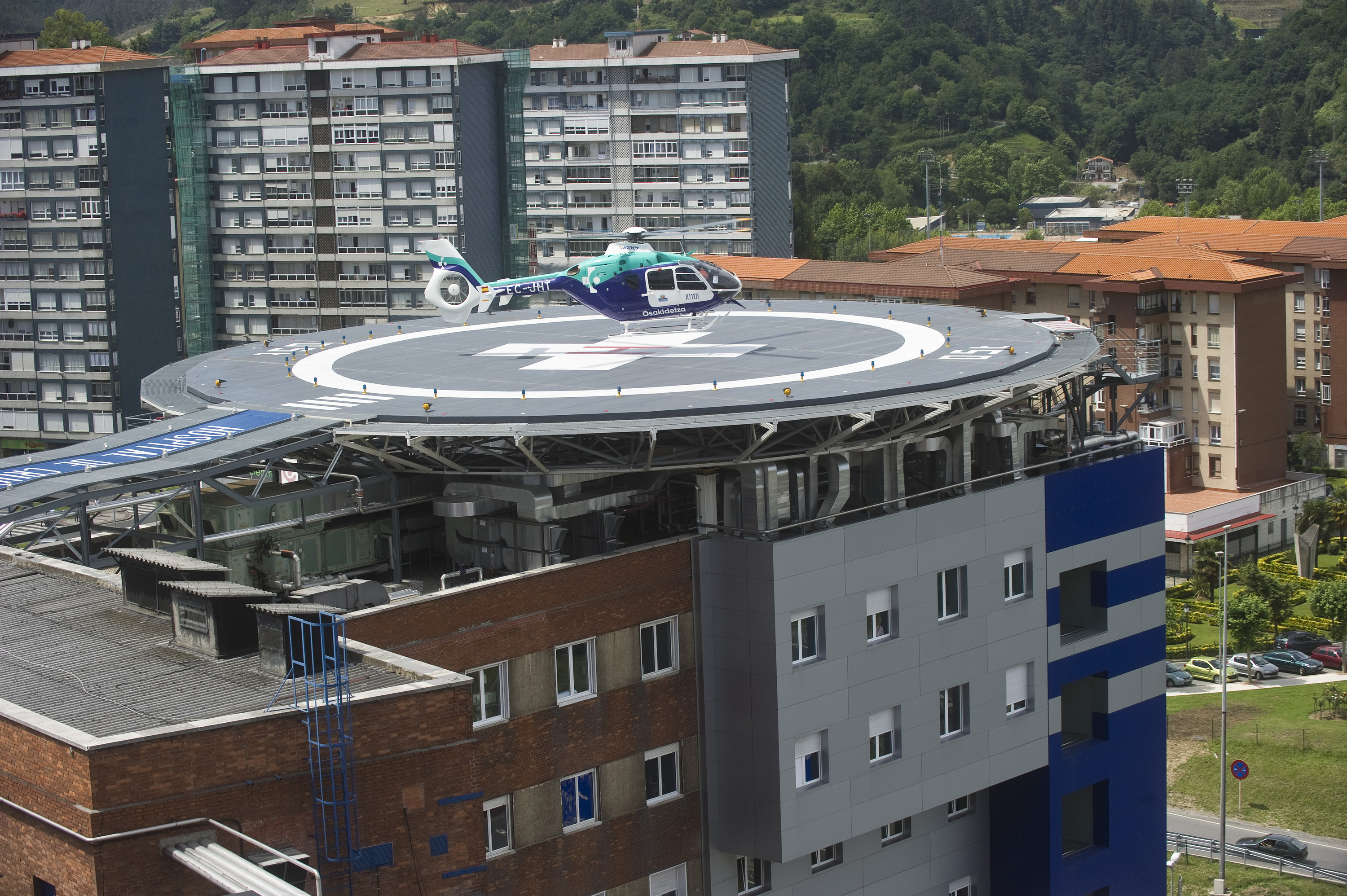 Osakidetzaren helikoptero medikalizatu bat, Gurutzetako ospitalean, artxiboko irudi batean. LUIS JAUREGIALTZO / FOKU Osakidetzaren helikoptero medikalizatu bat, Gurutzetako ospitalean, artxiboko irudi batean. LUIS JAUREGIALTZO / FOKU