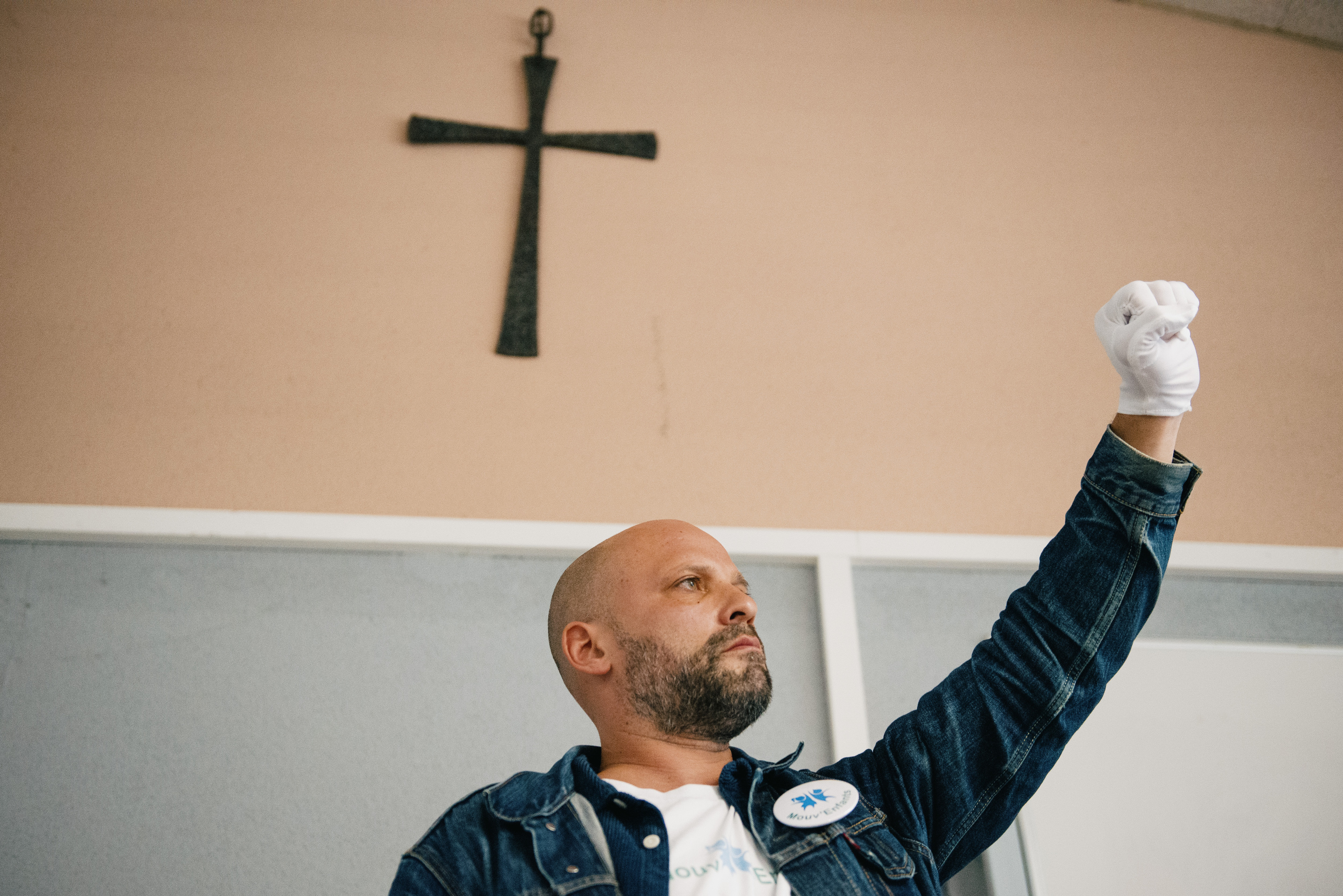 Arnaud Gallais Betharramgo (Okzitania) ikastetxe katolikoko ikasle ohi eta biktima, iazko martxoan egindako protesta ekintza batean. GUILLAUME FAUVEAU