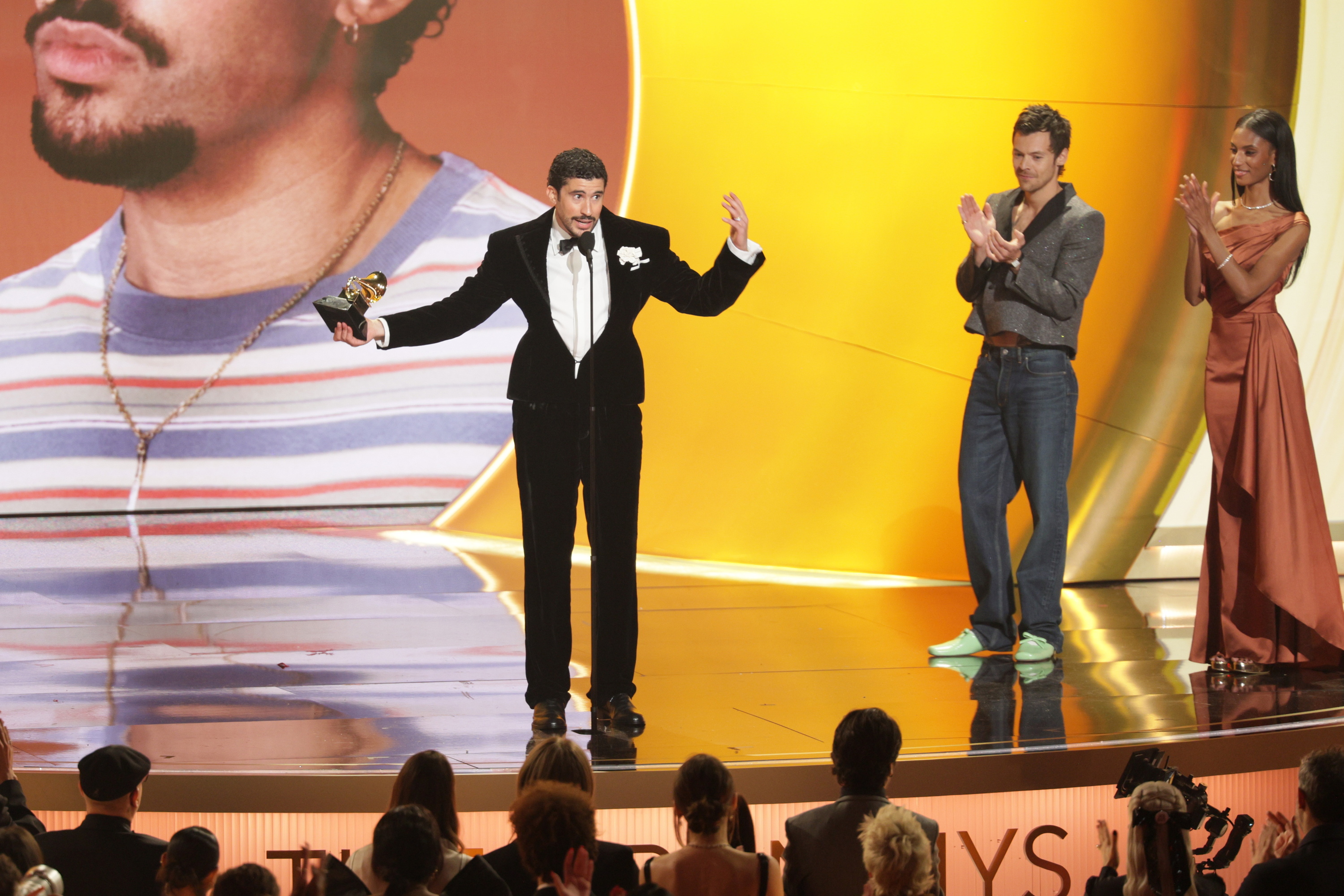 Bad Bunny bart, urteko disko onenaren Grammy saria eskuratzen. CHRIS TORRES / EFE