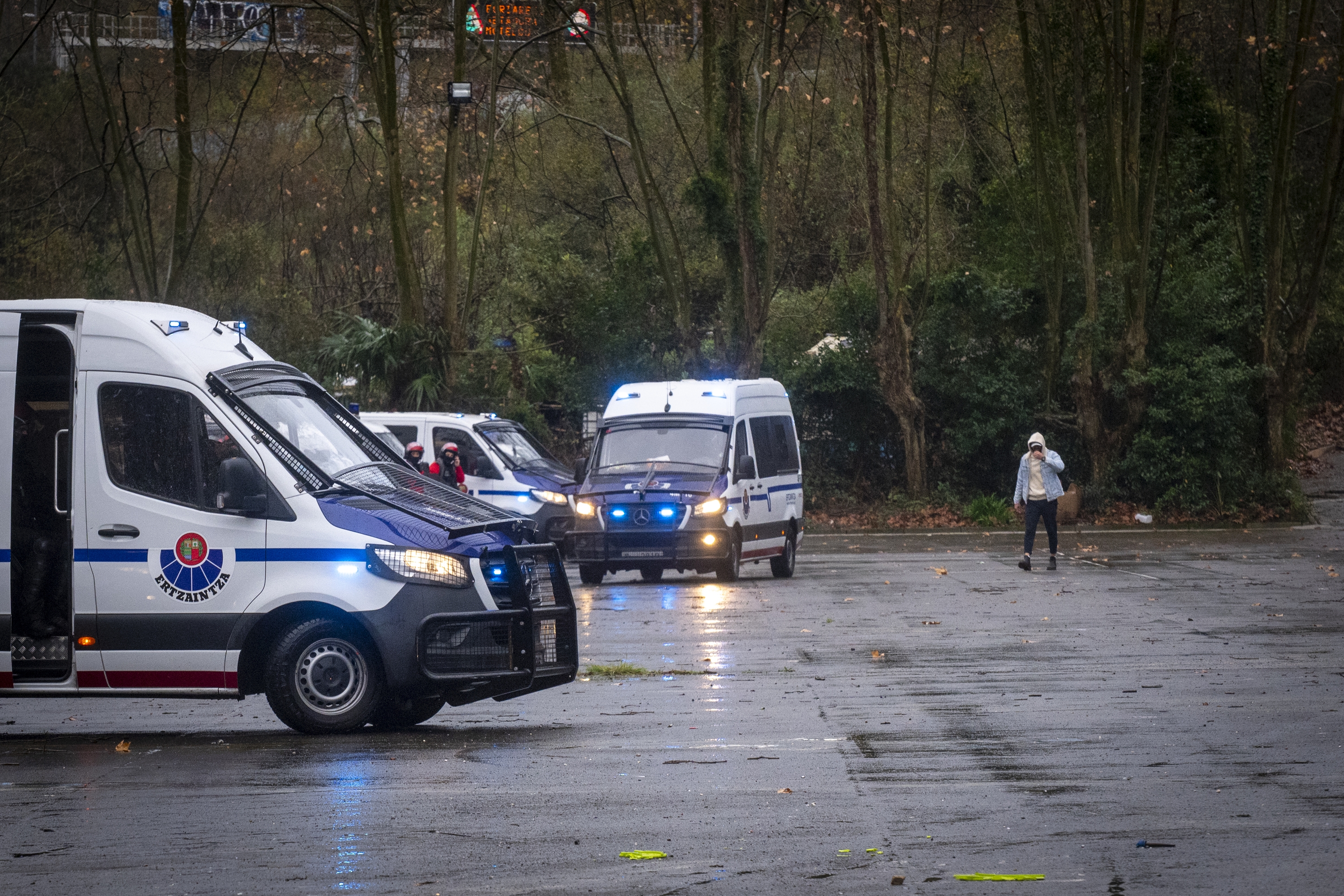 Ertzainen furgoneta batzuk, artxiboko irudi batean. GORKA RUBIO / FOKU