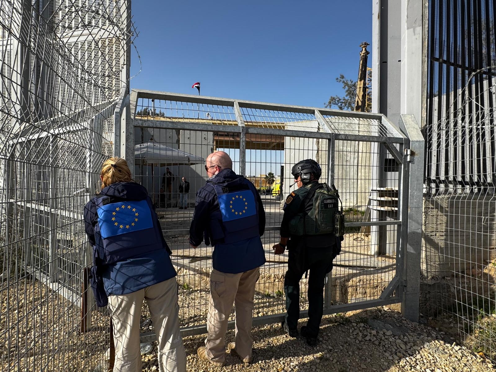 Sartu-irtenak kudeatuko dituzten ikuskariak Rafahko pasabidea irekitzen, gaur. EFE