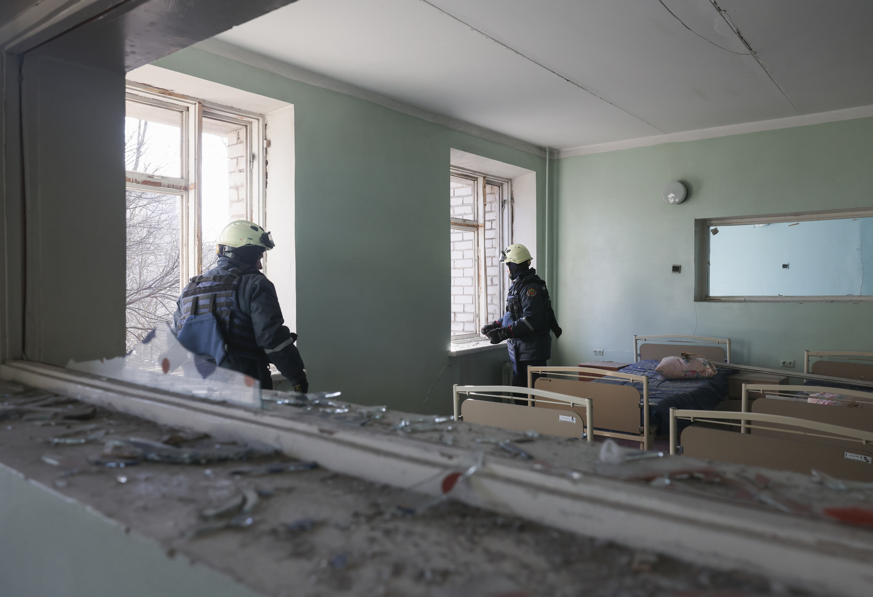 Ukrainako erreskate zerbitzuetako bi kide Zaporizhiako ospitale batean, atzo. OLEG MOVCHANIUK / EFE