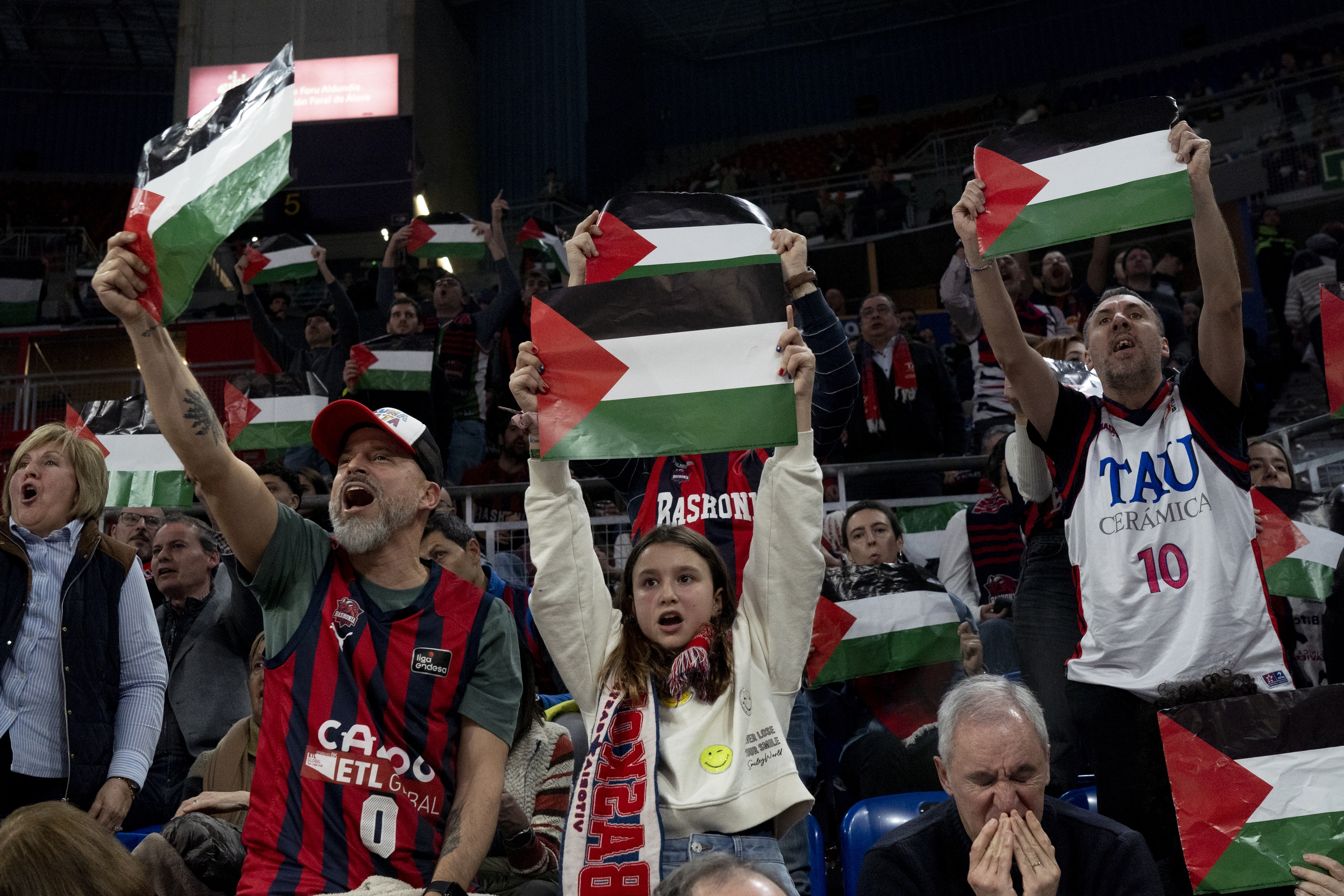 Palestinako banderak, Baskoniak eta Maccabik 2025ean jokaturiko partidan. RAUL BOGAJO / FOKU
