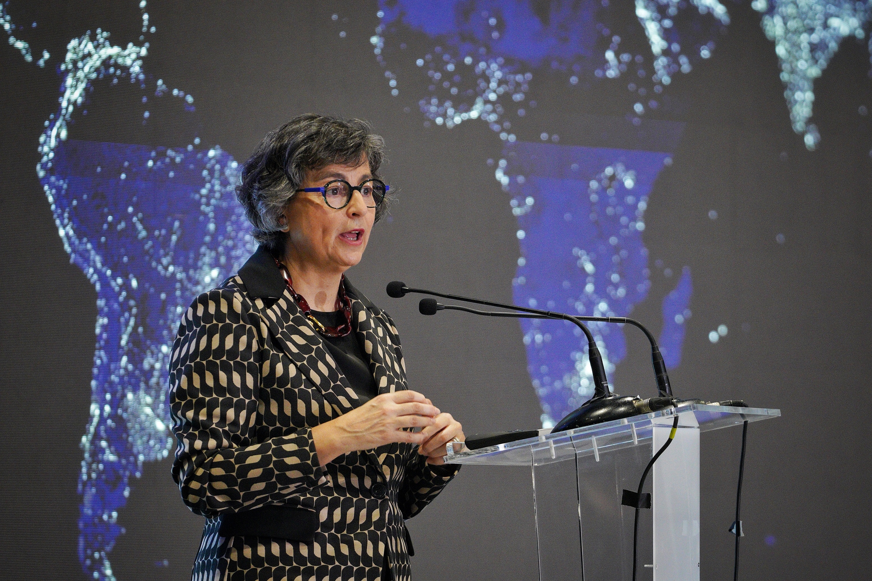 Arancha Gonzalez Laia, Zedarriak-ek EITBk Bilbon duen egoitzan antolaturiko hitzaldian. ZEDARRIAK