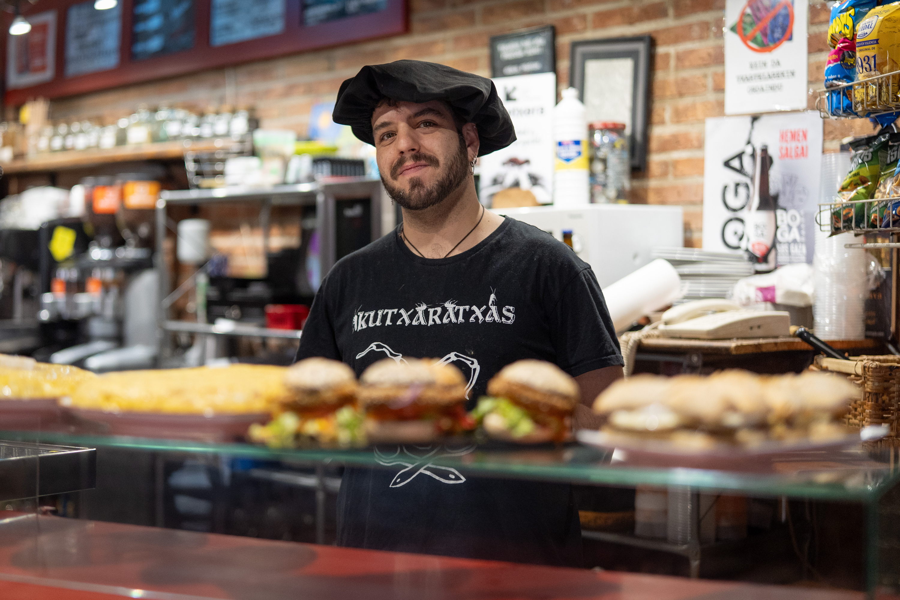 Hala Bedi tabernako Ander Abascal sukalde arduraduna. ENDIKA PORTILLO / FOKU