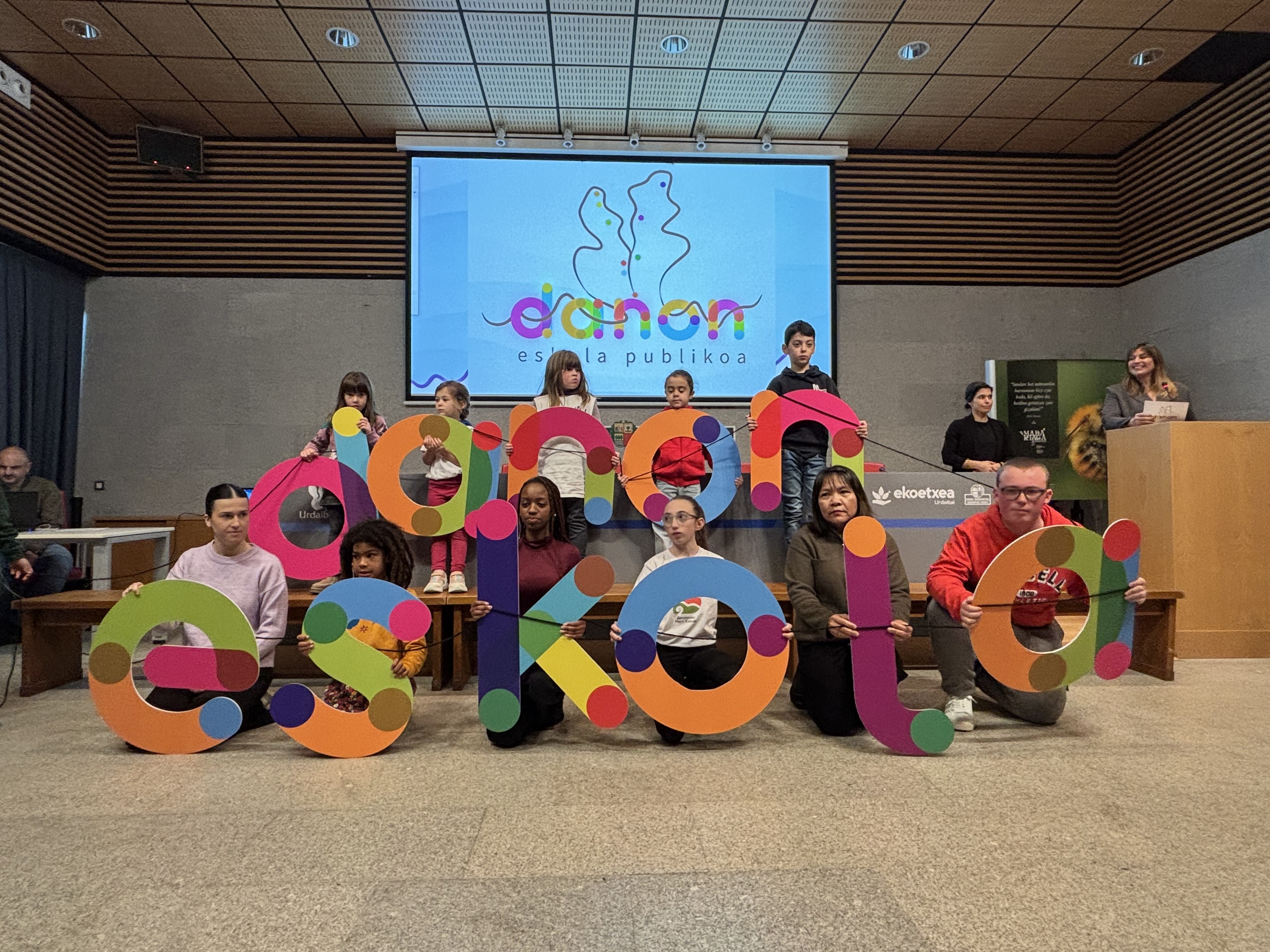 Danon Eskola Publikoa sarearen lehen ekitaldia, zapatuan, Busturiko Ekoetxean. ALEX URIARTE ATXIKALLENDE