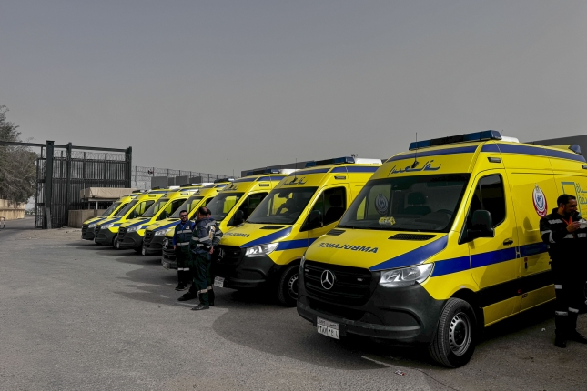 (ID_15743879) (/EFE) RAFAH, 02/02/2026.- Ambulancias aparcadas en el paso fronterizo de Rafah entre Gaza y Egipto, este lunes