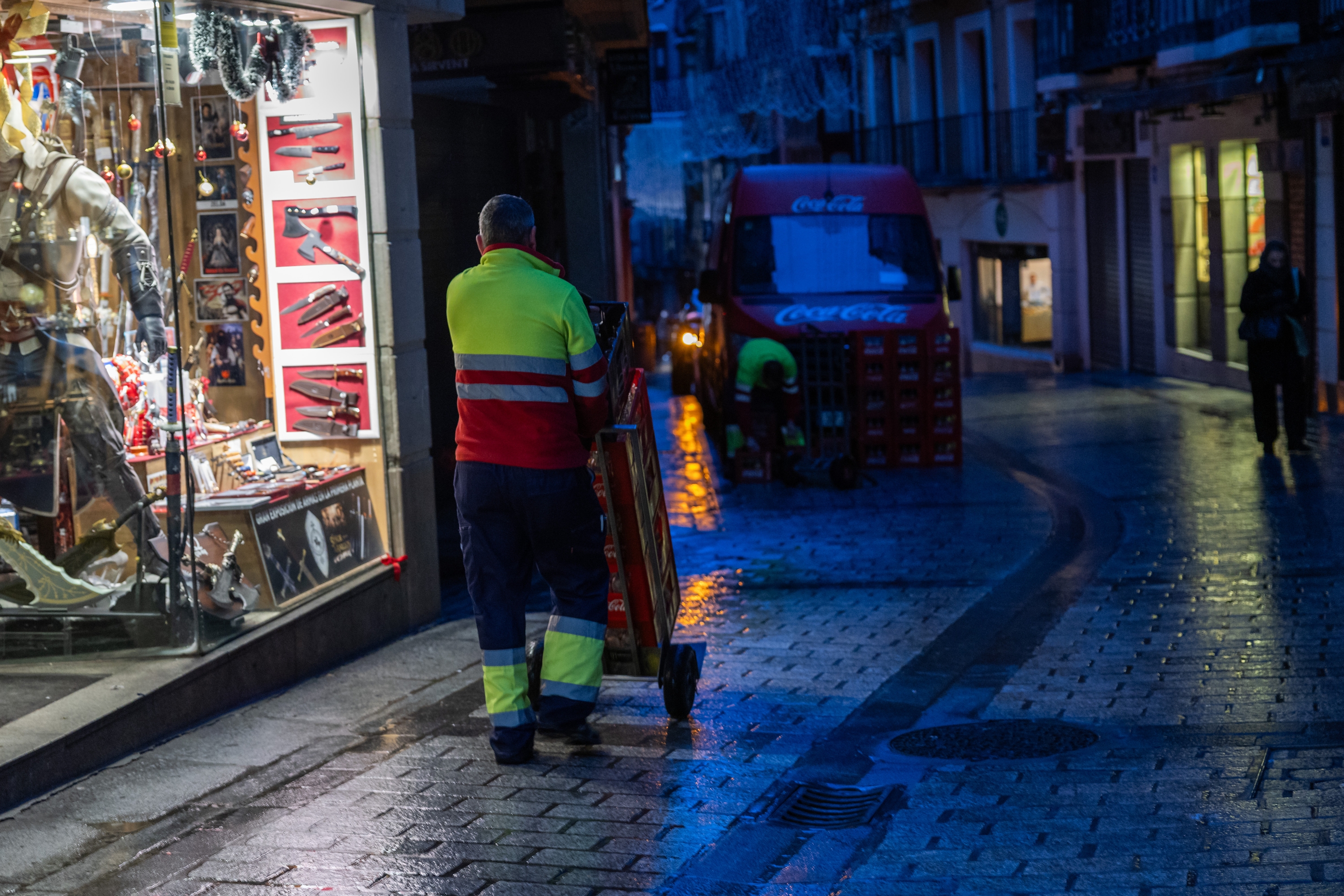 Langile bat, artxiboko irudian. ANGELES VISDOMINE / EFE