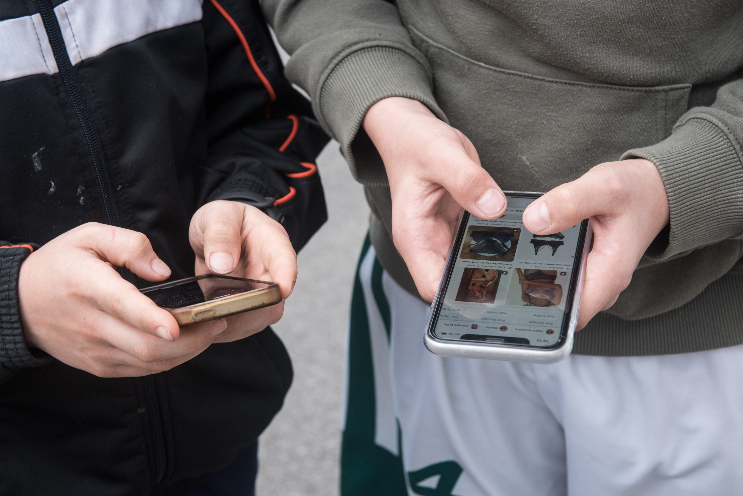 Bi nerabe mugikorrekin, artxiboko irudi batean. GUILLAUME FAUVEAU