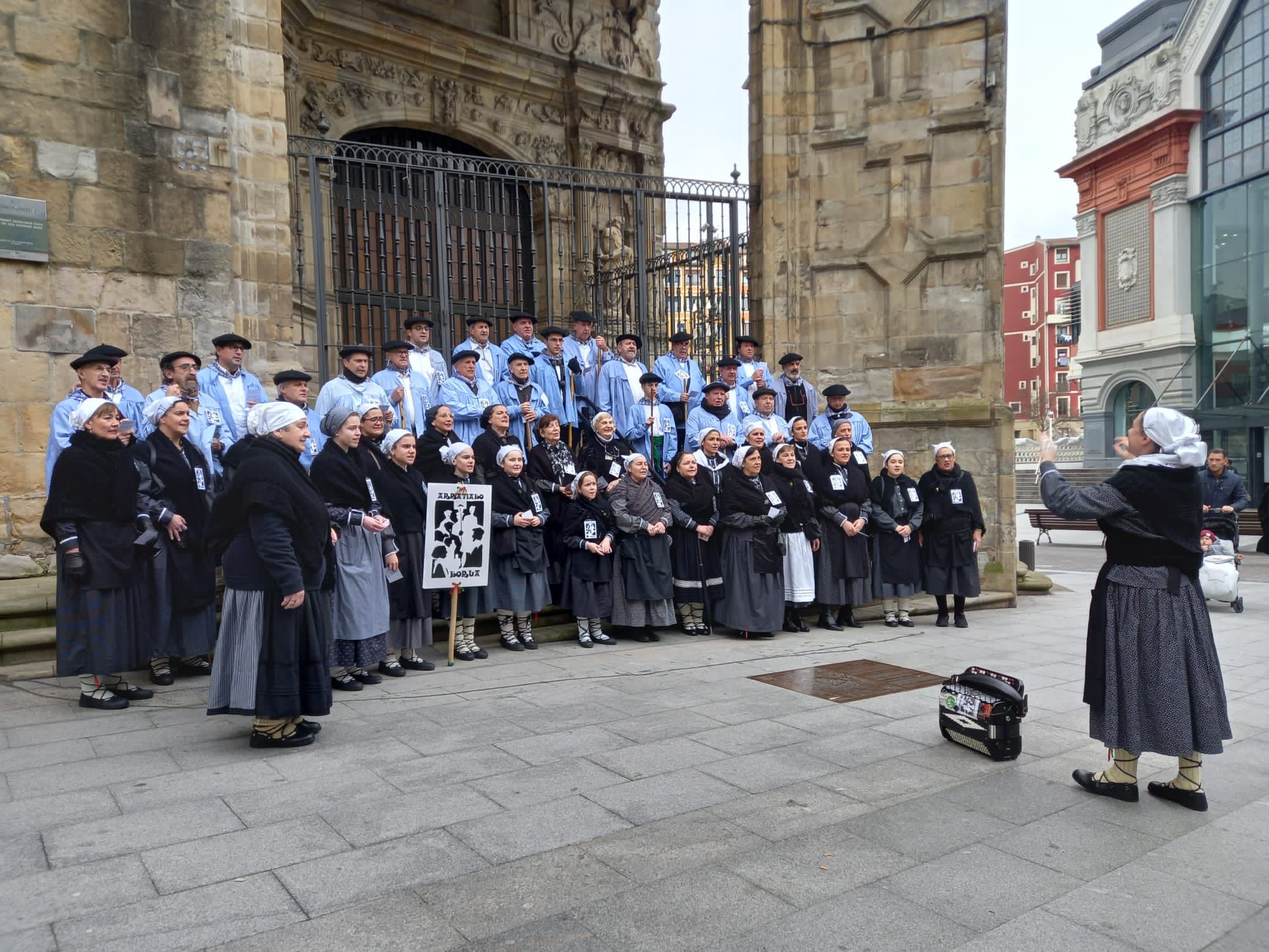 Arratiako Korua, Bilboko San Anton elizako atarian, artxiboko irudi batean. BERRIA
