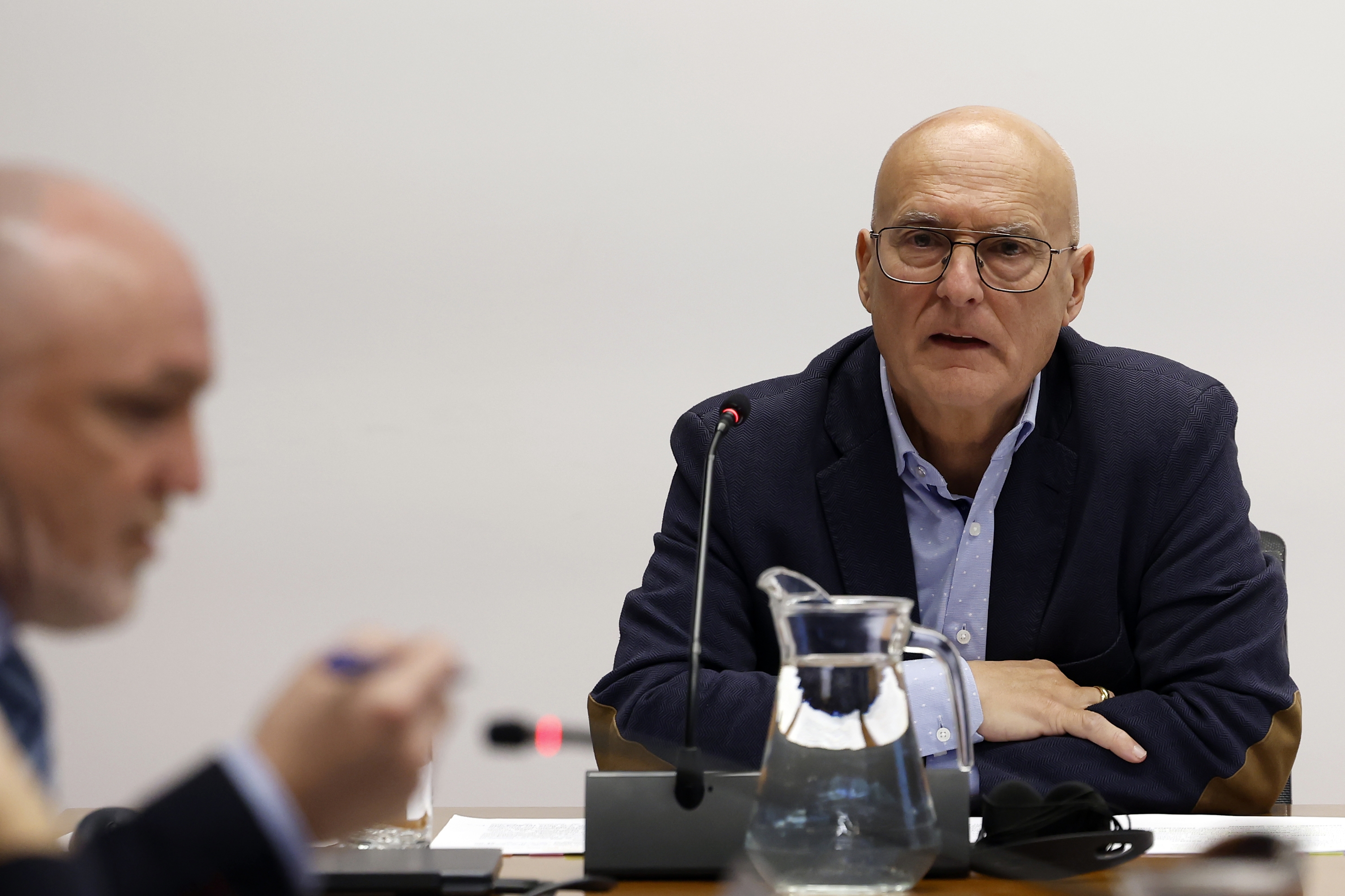 Bernardo Ziriza UPNko Javier Esparza entzuten, ikerketa batzordean. JESUS DIGES / EFE