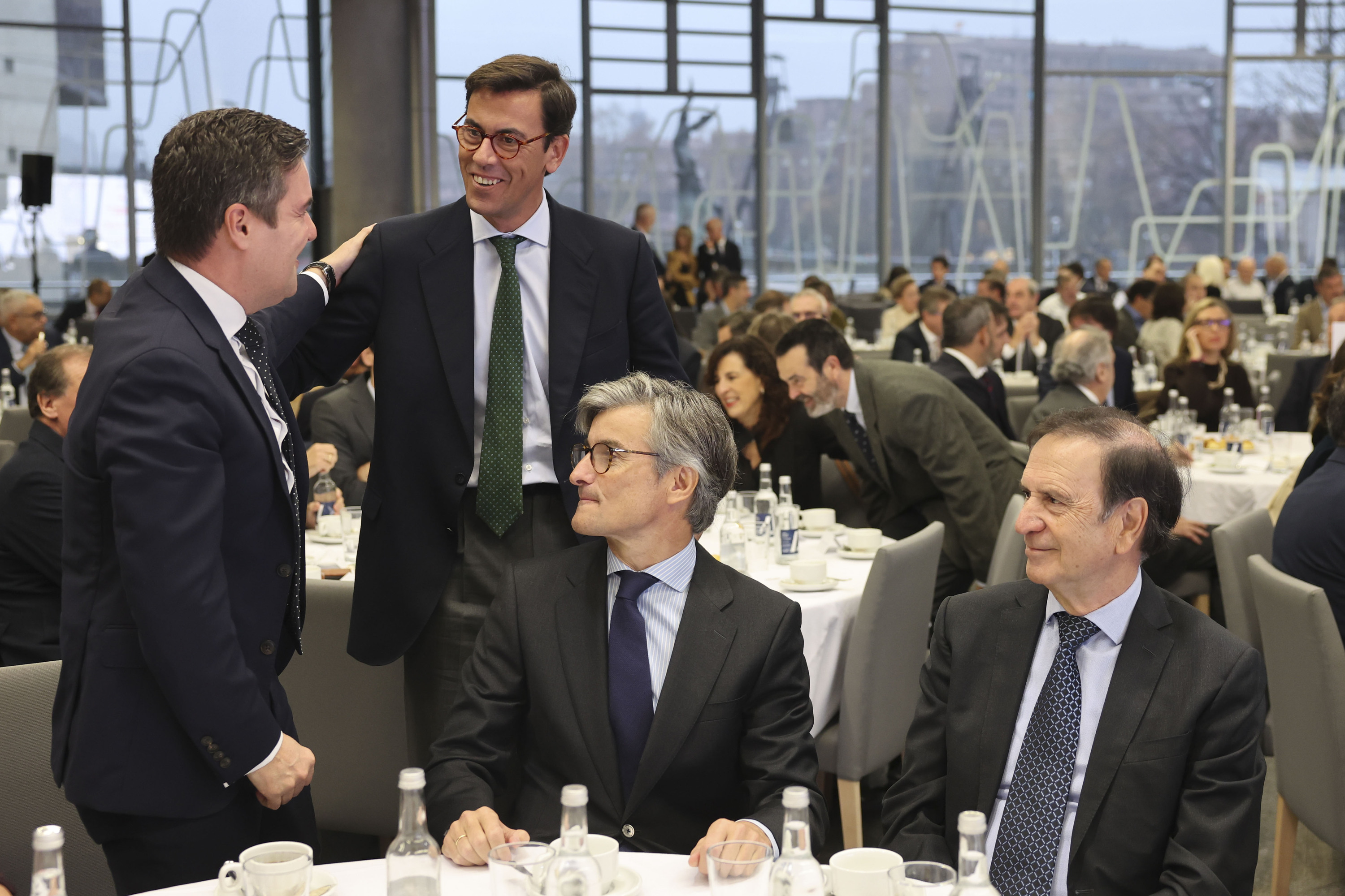 Iñaki Lopez Gandasegi, eskuinean eserita, abenduko irudi batean. LUIS TEJIDO / EFE