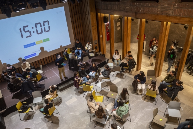 Danel Solabarrieta topaketaren antolatzailea, azken argibideak ematen, atzealdean atzerako kontaketa duela hastear.