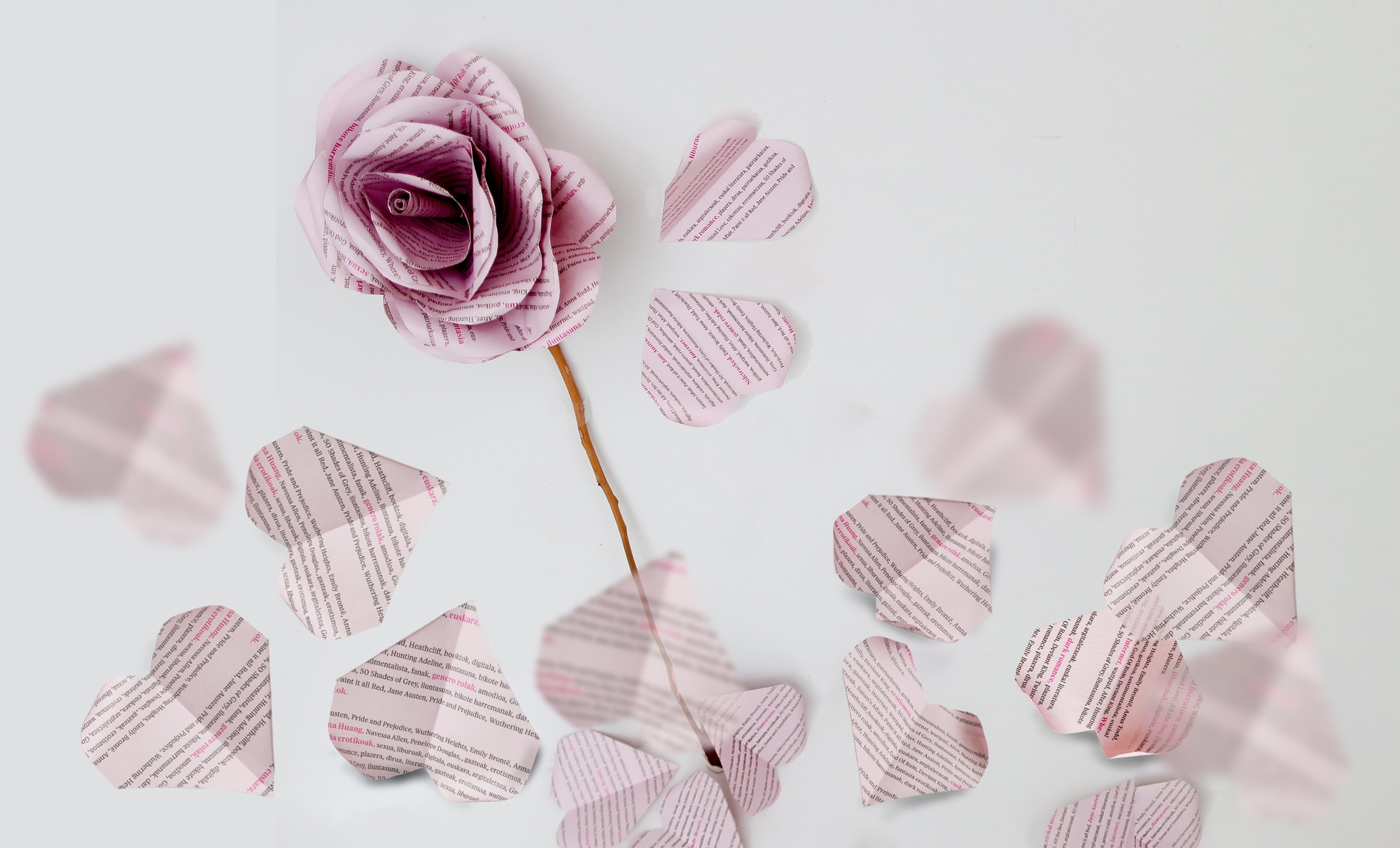 'Dark romance' generoko liburu gehienak sare sozialetan sortzen dira eta arrakasta izan ostean argitaratzen dituzte paperean. BERRIAKO DISEINU TALDEA