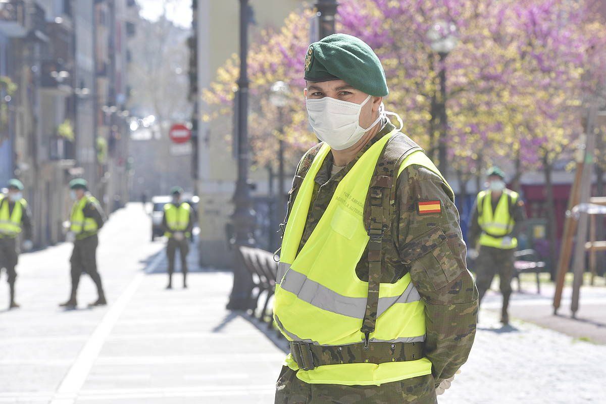 Espainiako armadako militar bat Iruñeko alde zaharrean. IDOIA ZABALETA, FOKU