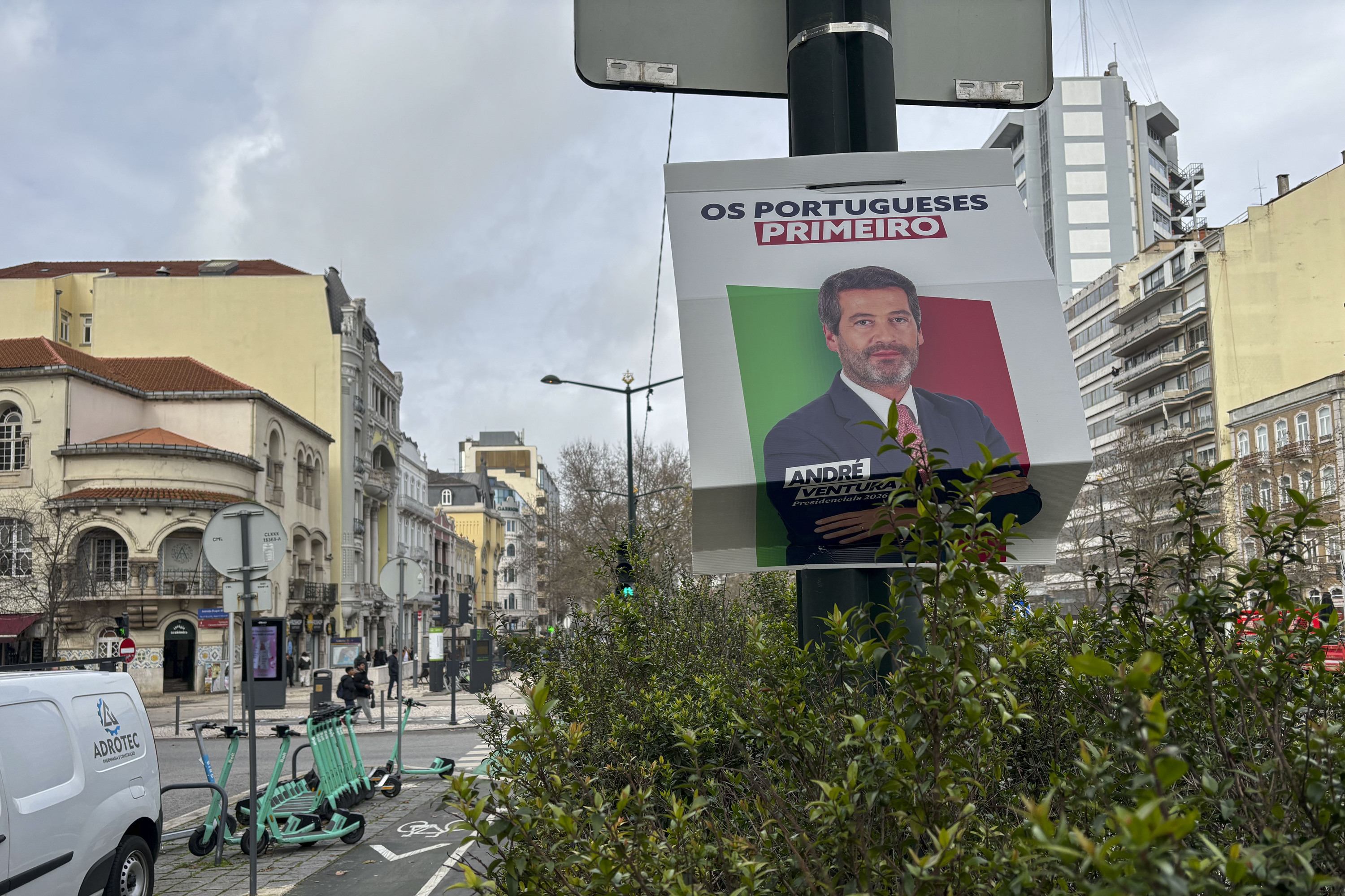 Andre Ventura Chega alderdi ultraeskuindarreko presidentegaiaren aldeko kartel bat, Lisboan. CARLOTA CIUDAD / EFE