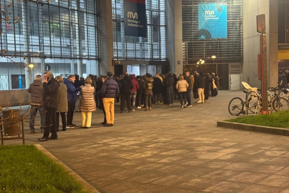 Grupo de personas en el entrada de Palmera-Montero