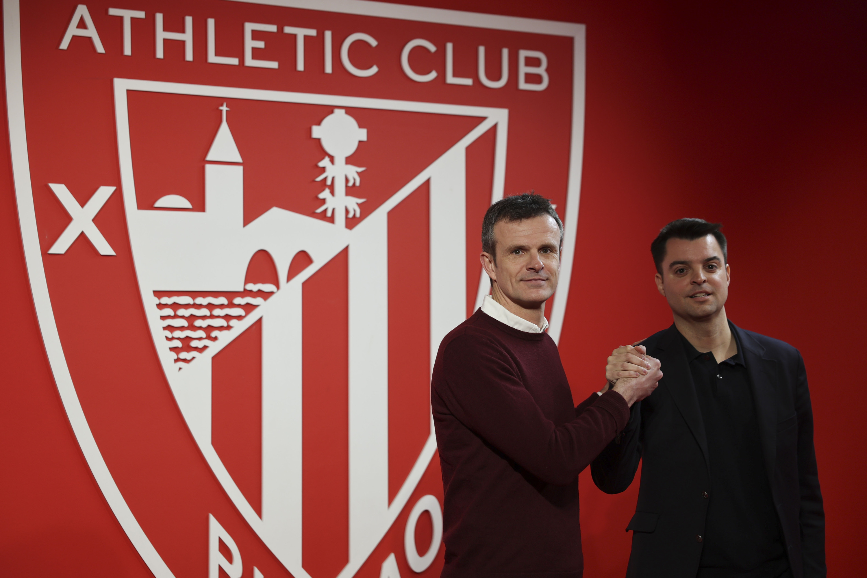 Jon Uriarte eta Mikel Gonzalez, denboraldiaren lehen zatiaren balorazioa egiteko agerraldian. LUIS TEJIDO / EFE