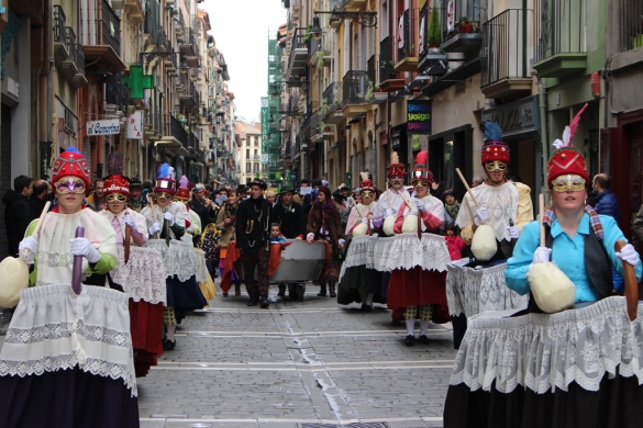 Iruña Taldeko kideek antolatutako kaldereroen bestako animalien dantza, 2016. urtean, Iruñeko Alde Zaharrean. IRUÑA TALDEA