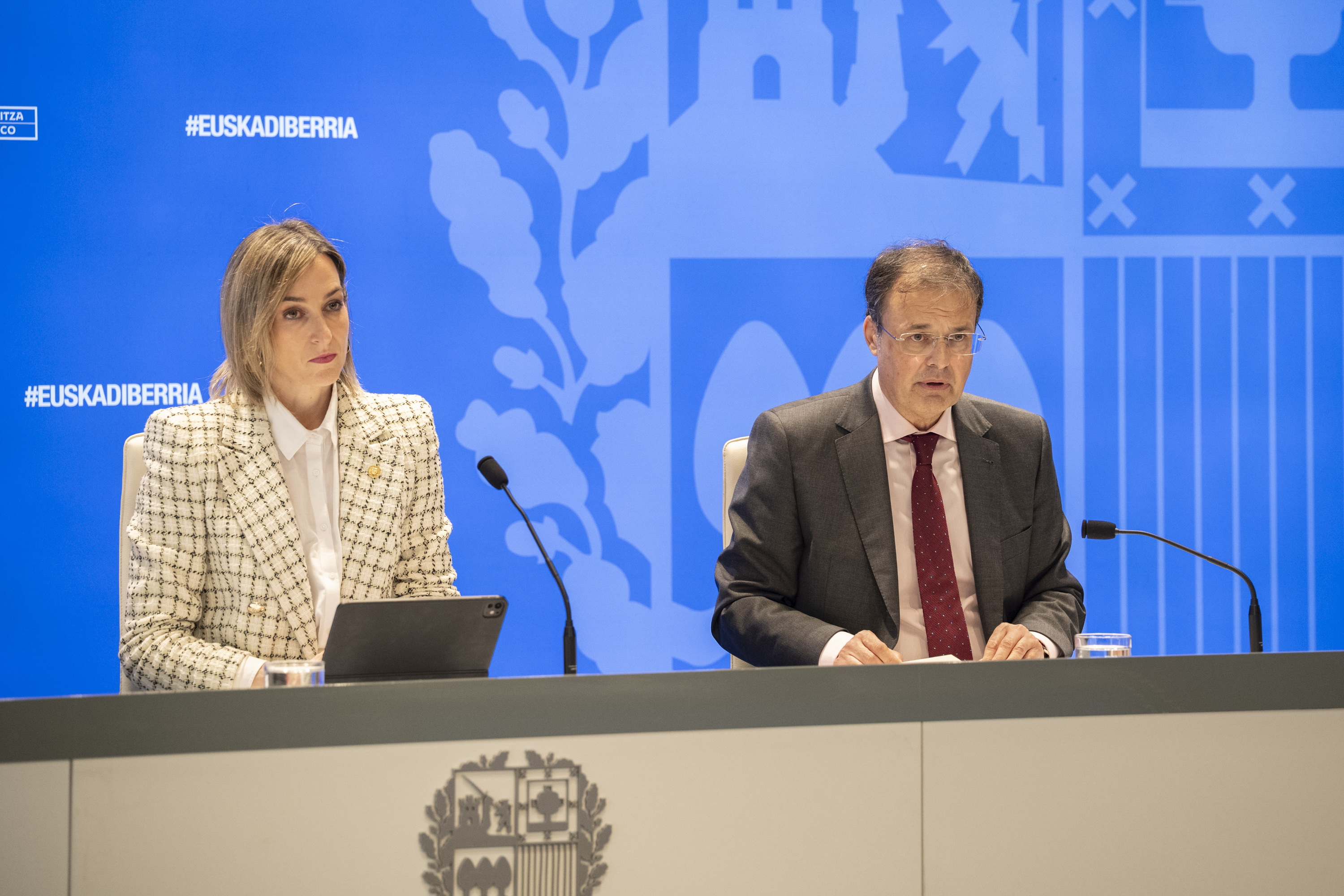 Maria Ubarretxena Eusko Jaurlaritzaren bozeramailea eta Alberto Martinez Osasun sailburua, gaurko prentsaurrekoan. IREKIA