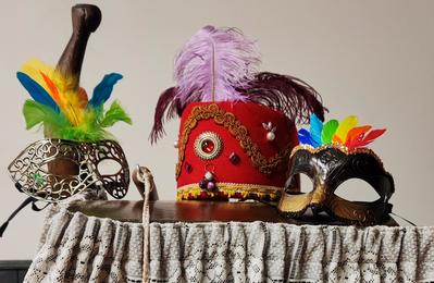 Iruña Taldeko kideek aurten lehen aldiz eginen duten muskilen bestarako prestatu dituzten maskaretako batzuk. IRUÑA TALDEA