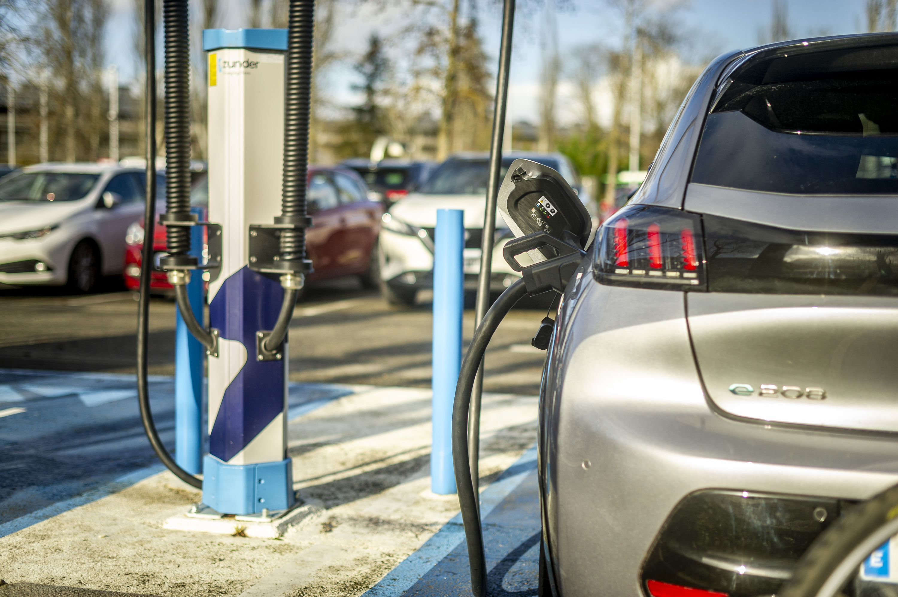 Auto elektriko bat kargatzen, Gasteizen, artxiboko irudi batean. JAIZKI FONTANEDA / FOKU