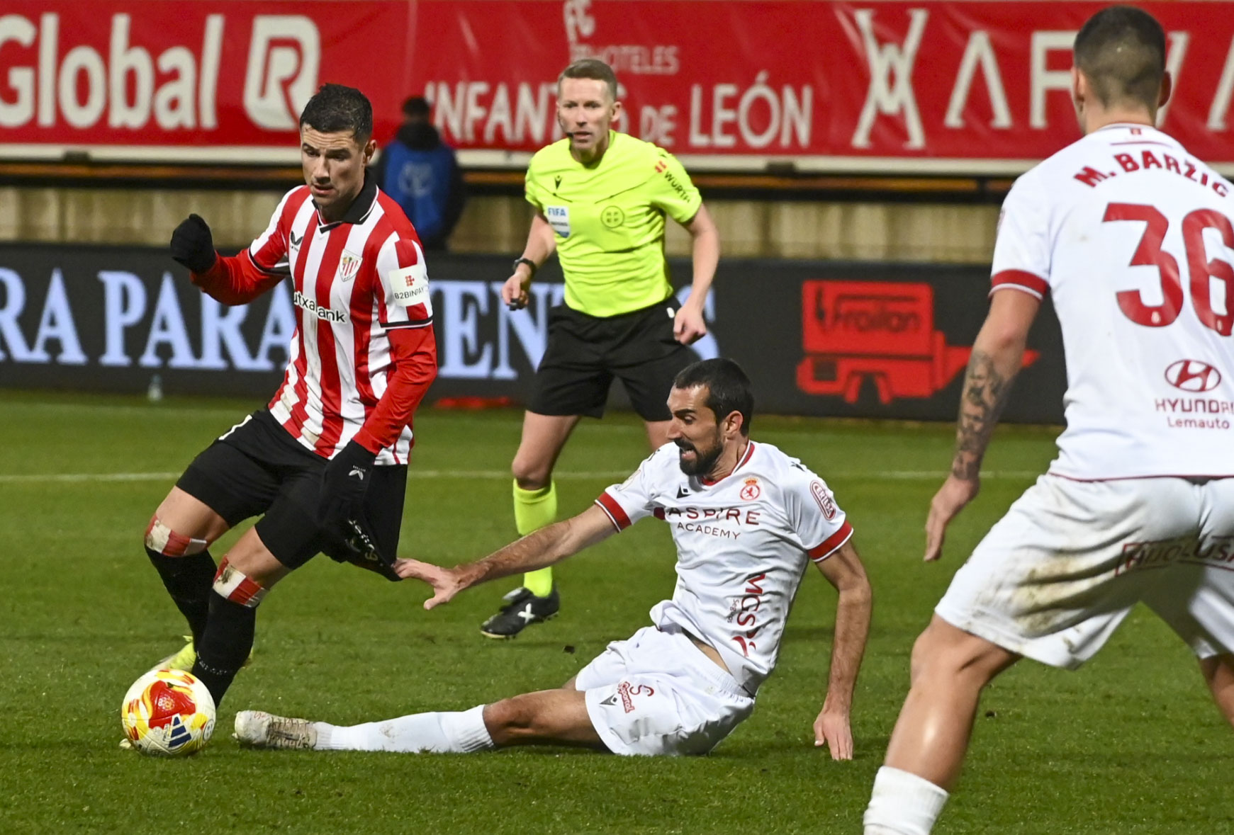 Iñigo Ruiz de Galarreta baloiarekin, Cultural Leonesako atzelari bat atzean utzi nahirik.  J. CASARES / EFE