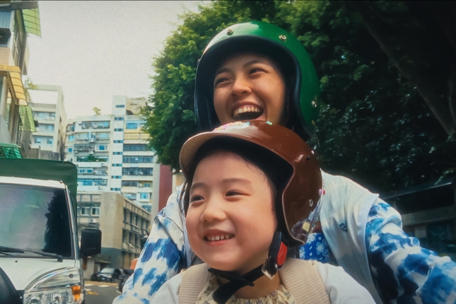 (ID_17701395996715) (/EZEZAGUNA) Left Handed Girl